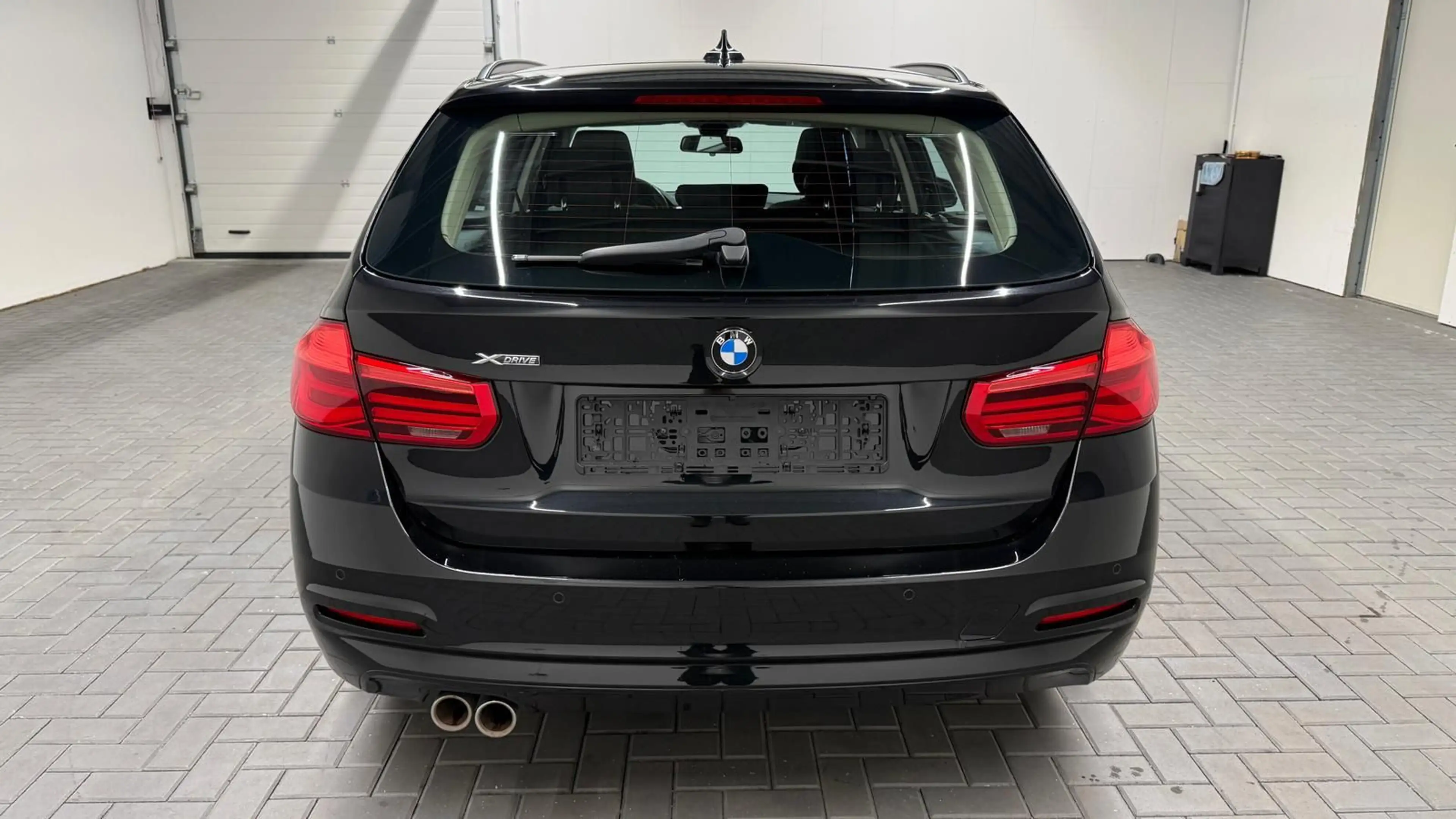 BMW 335 d Touring xDrive LED/Nav/Pano/HUD/AHK/SHZ/PDC — photo 4