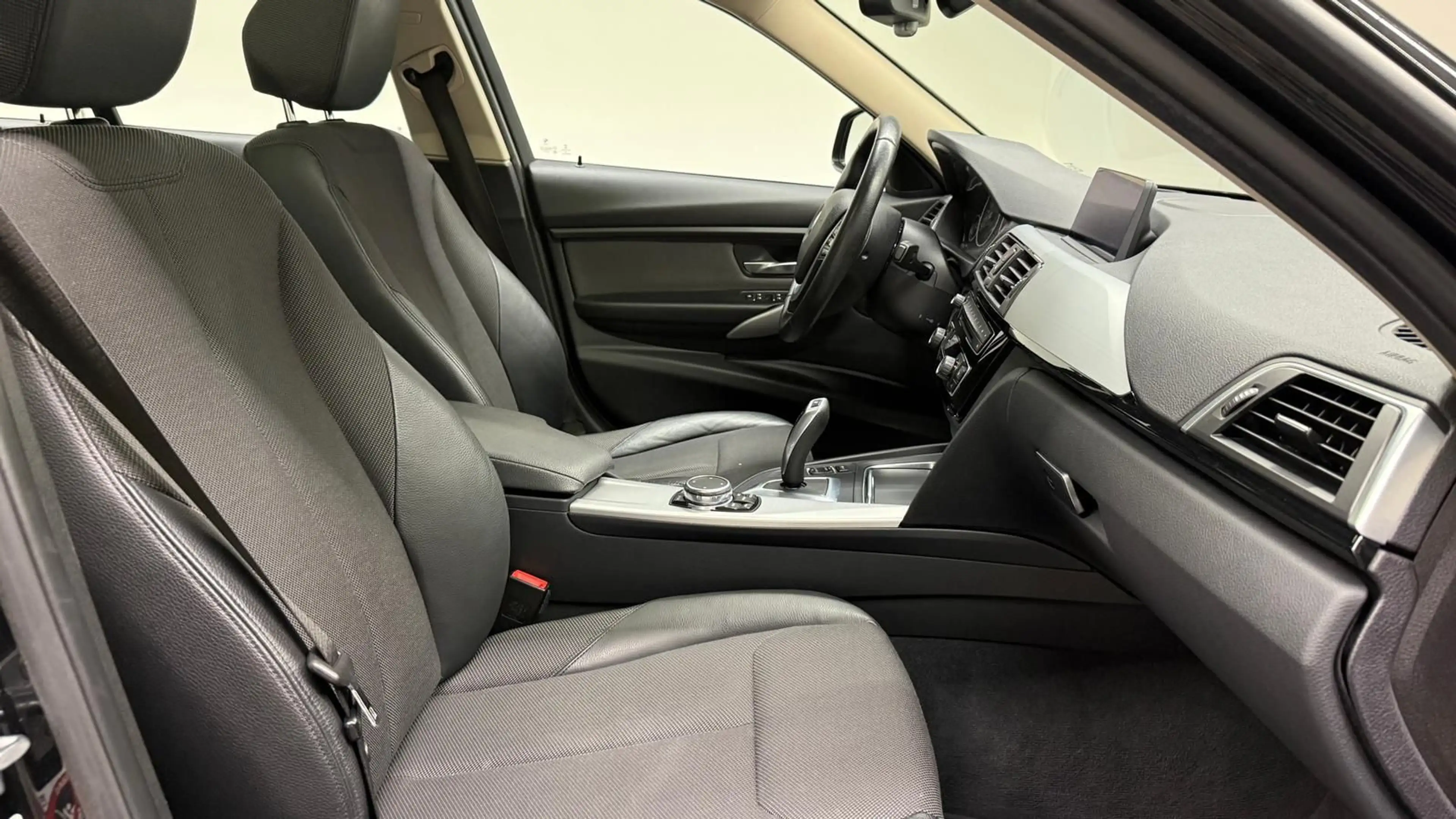 BMW 335 d Touring xDrive LED/Nav/Pano/HUD/AHK/SHZ/PDC — photo 13