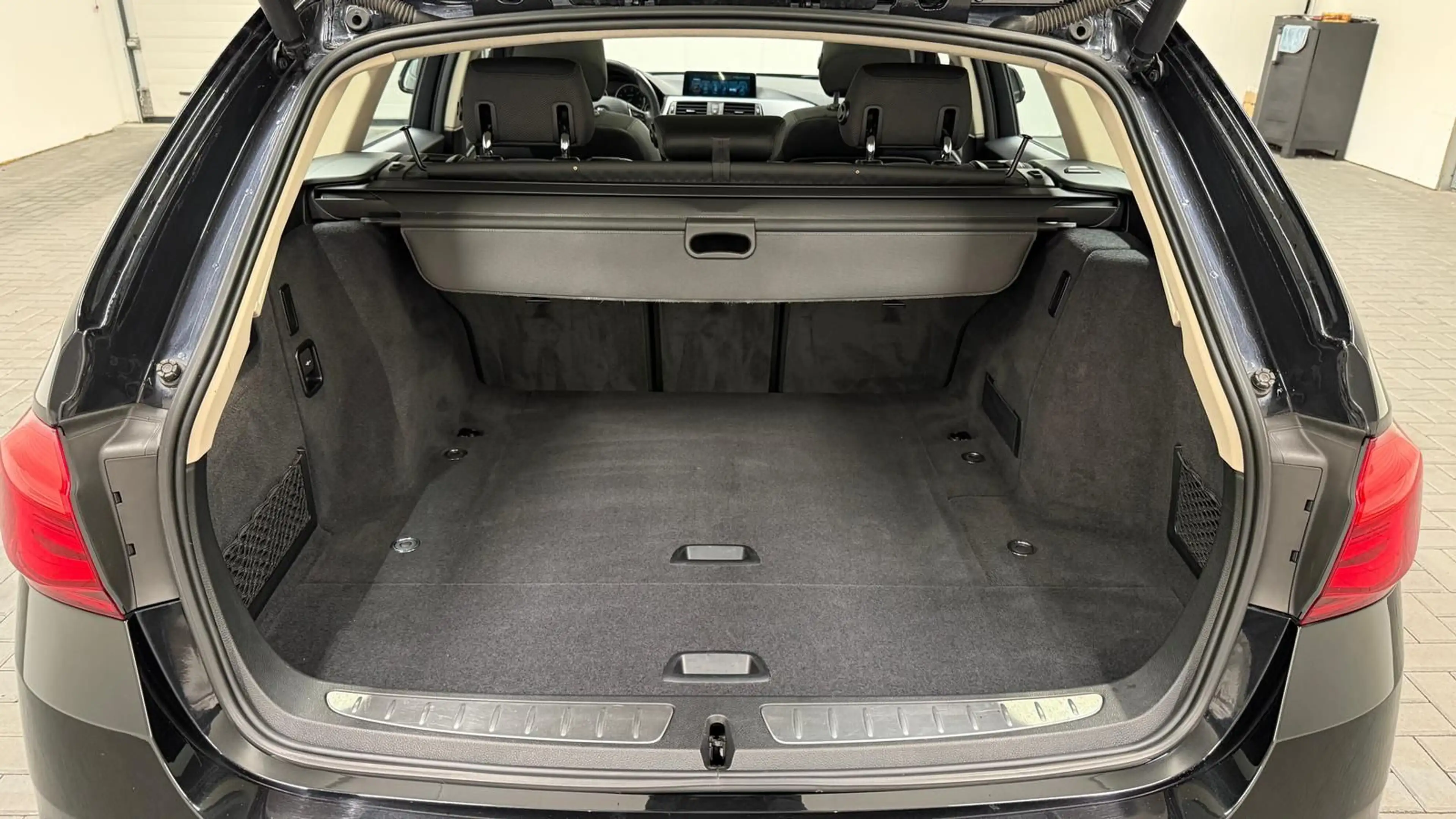 BMW 335 d Touring xDrive LED/Nav/Pano/HUD/AHK/SHZ/PDC — photo 7