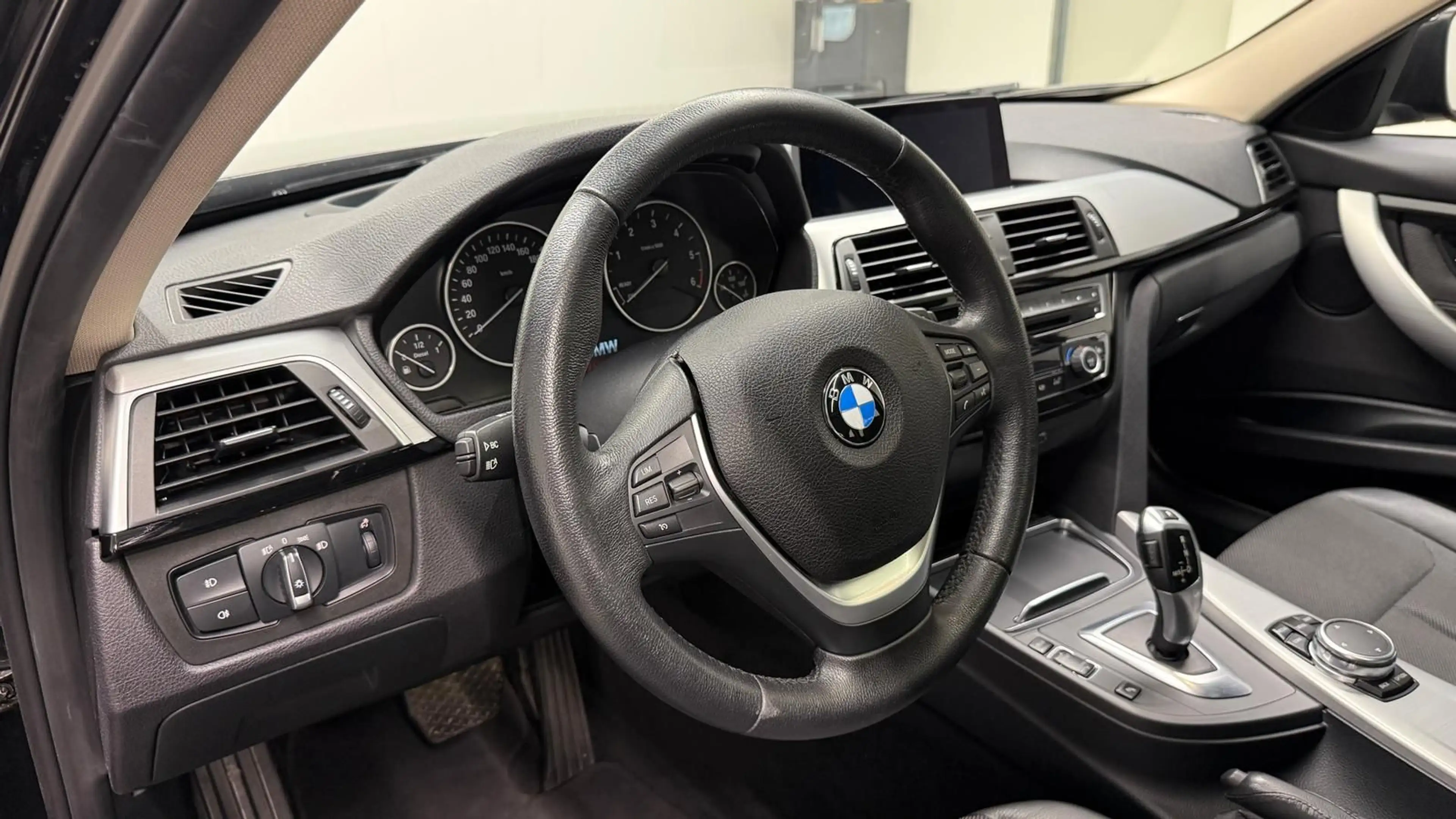 BMW 335 d Touring xDrive LED/Nav/Pano/HUD/AHK/SHZ/PDC — photo 11
