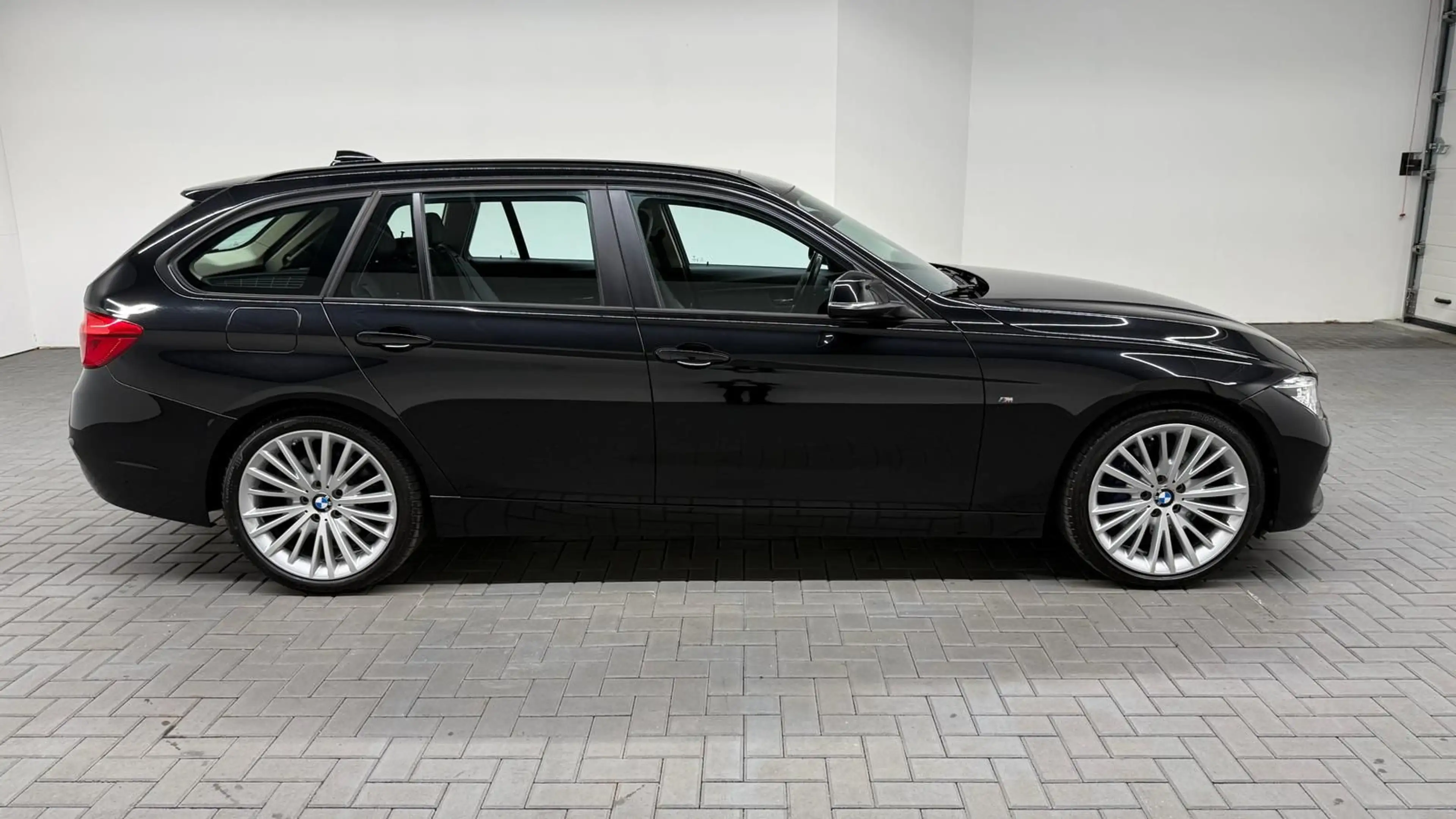 BMW 335 d Touring xDrive LED/Nav/Pano/HUD/AHK/SHZ/PDC — photo 10