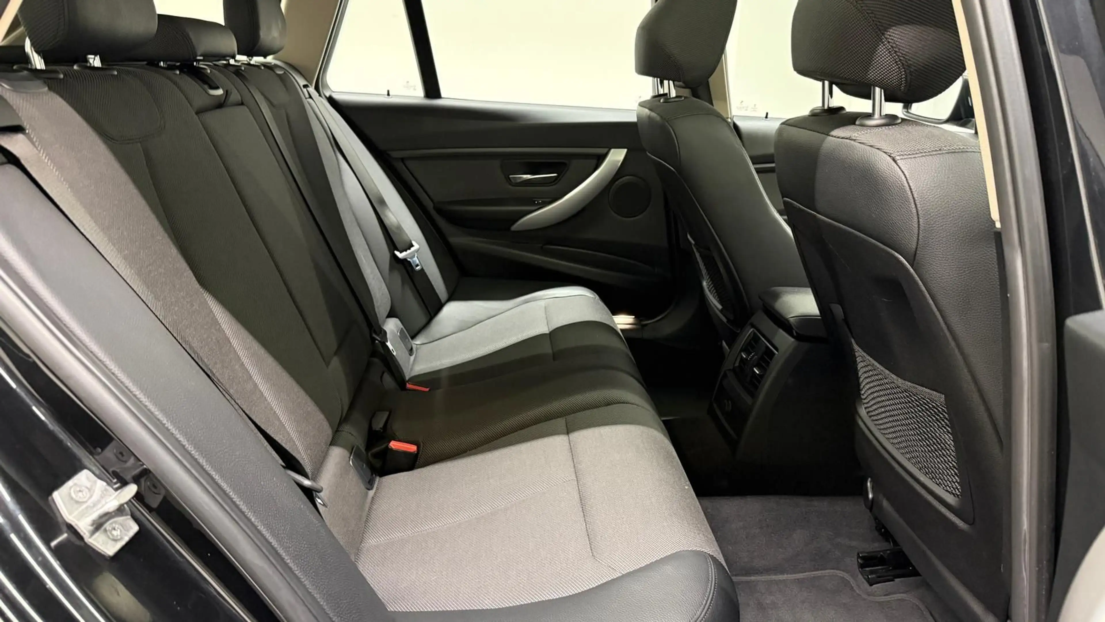 BMW 335 d Touring xDrive LED/Nav/Pano/HUD/AHK/SHZ/PDC — photo 12