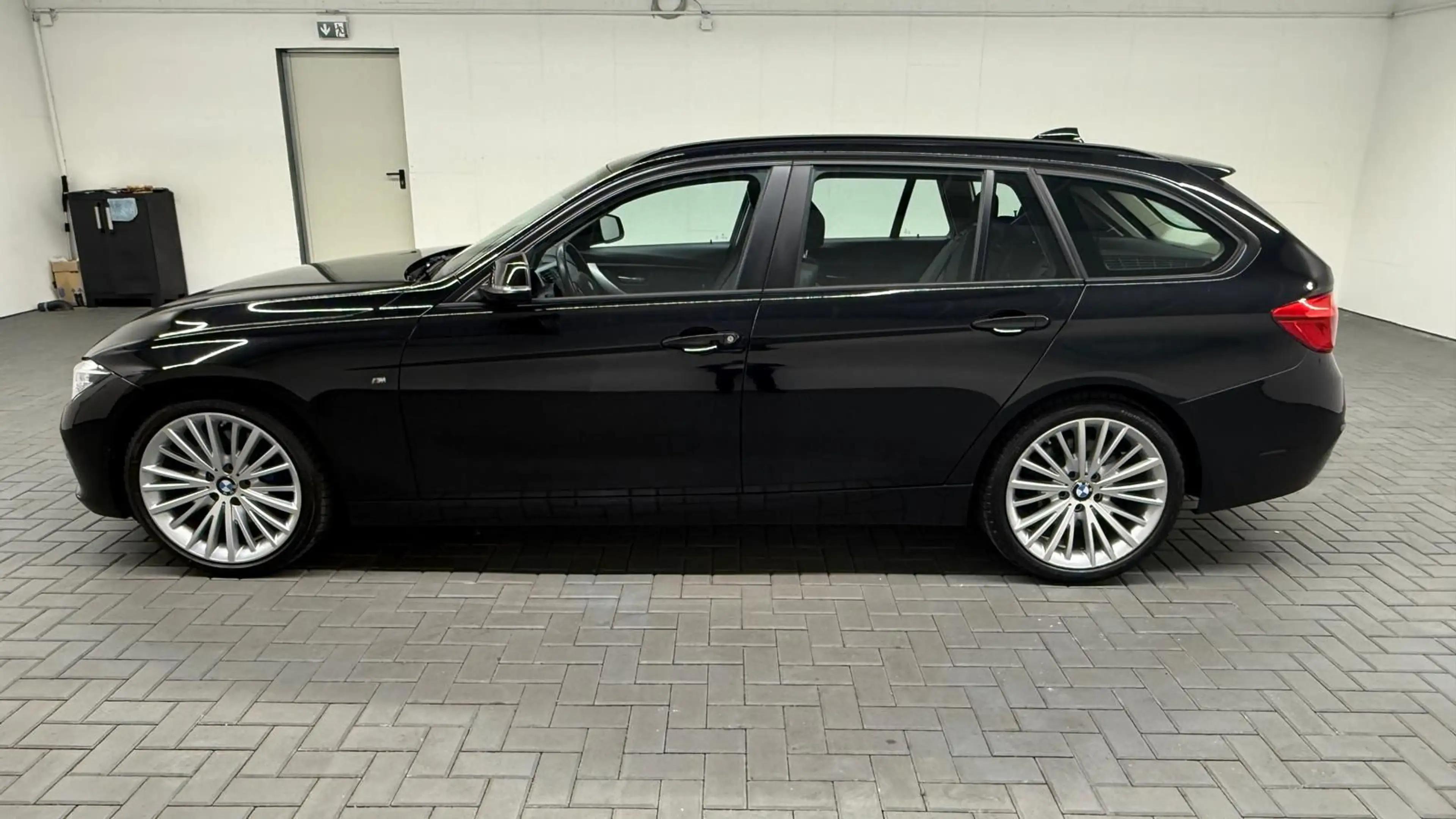 BMW 335 d Touring xDrive LED/Nav/Pano/HUD/AHK/SHZ/PDC — photo 2