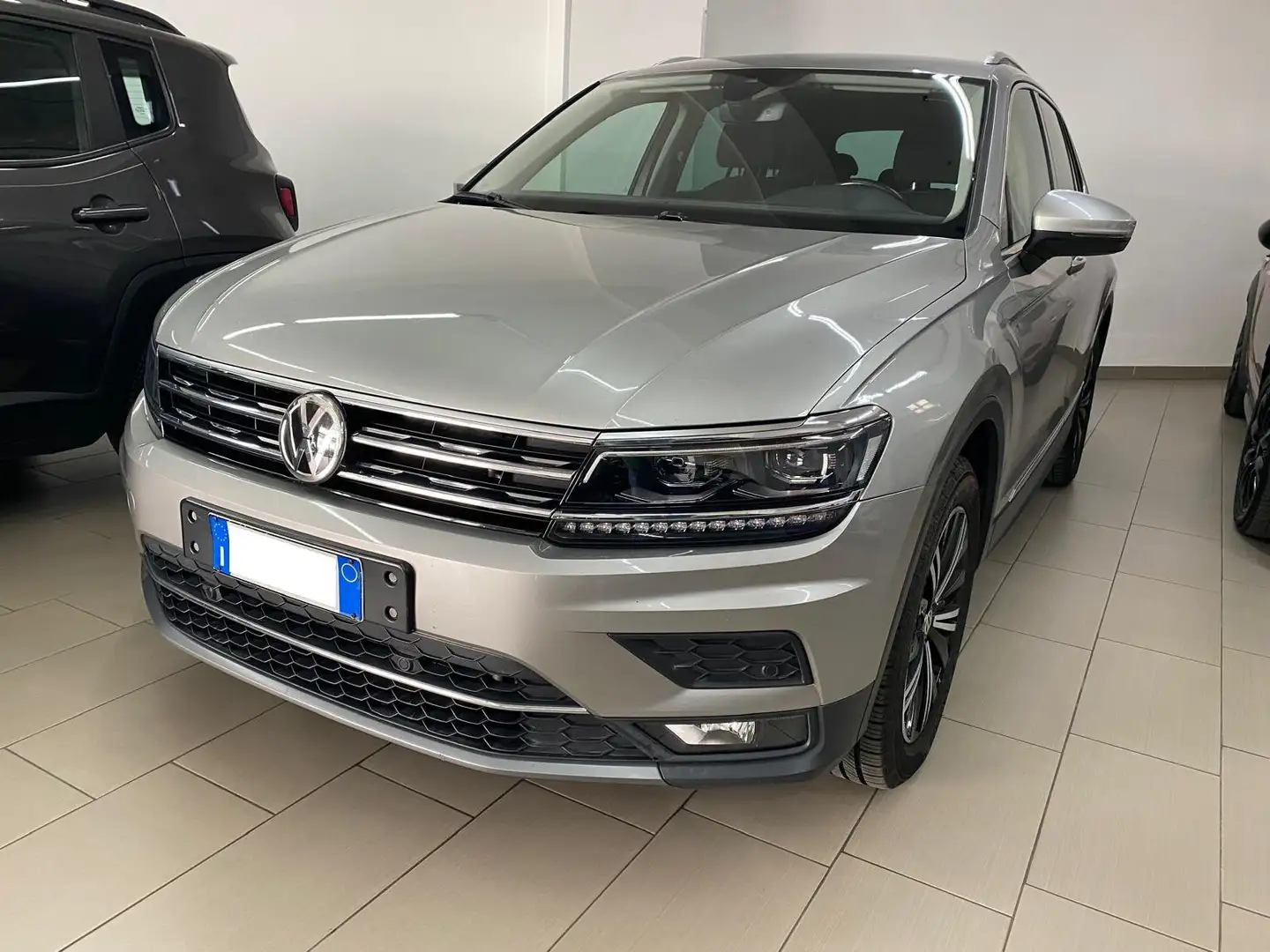 Volkswagen Tiguan Tiguan II 2016 2.0 tdi Advanced 4motion 150cv dsg Gris - 2