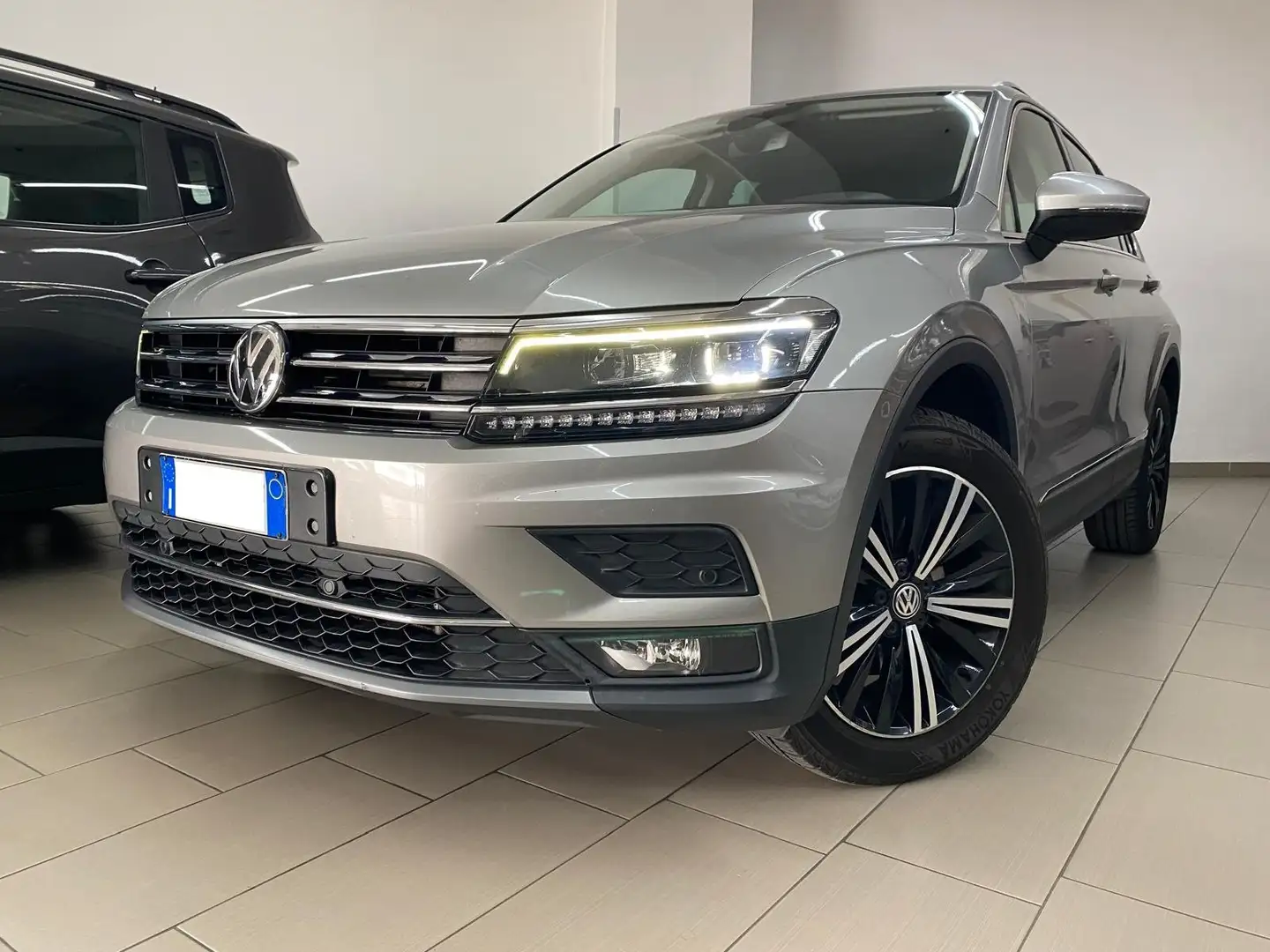 Volkswagen Tiguan Tiguan II 2016 2.0 tdi Advanced 4motion 150cv dsg Gris - 1