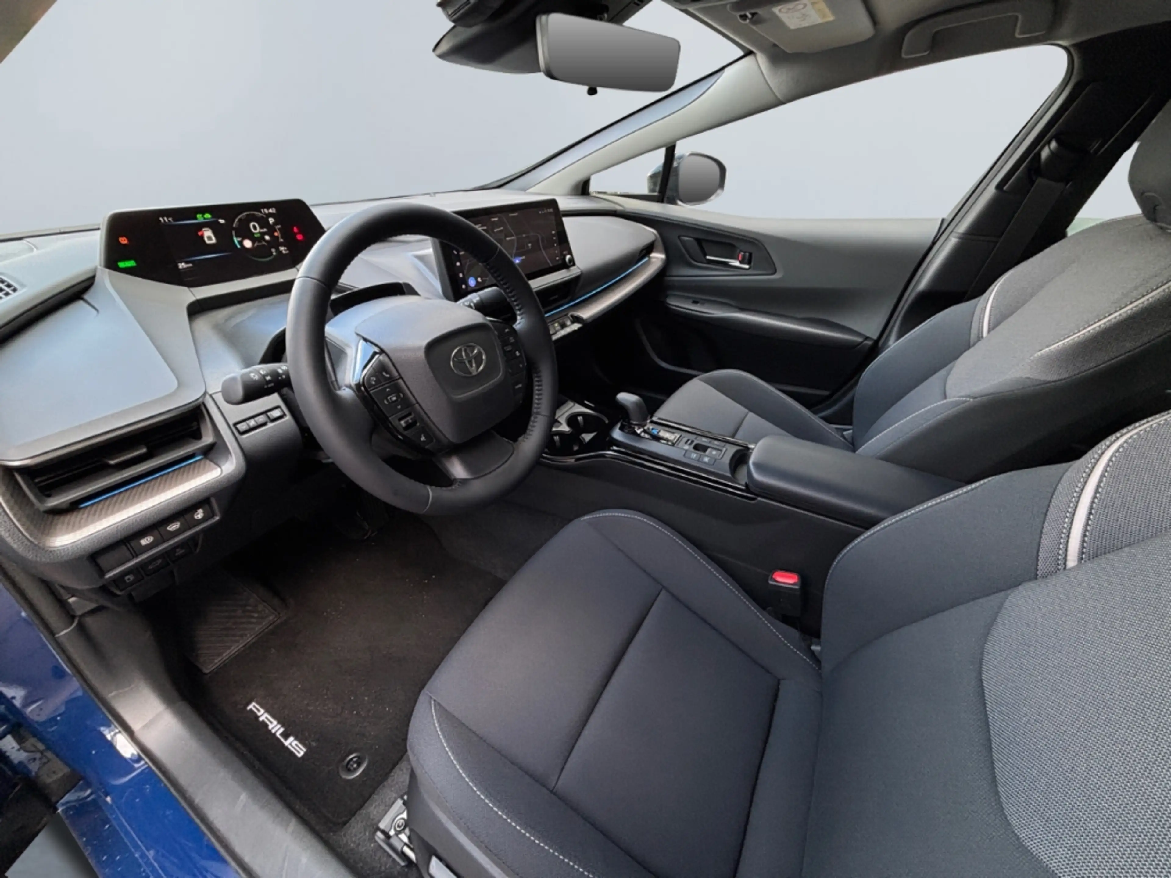 Toyota Prius Plug-in Hybrid Executive — photo 8