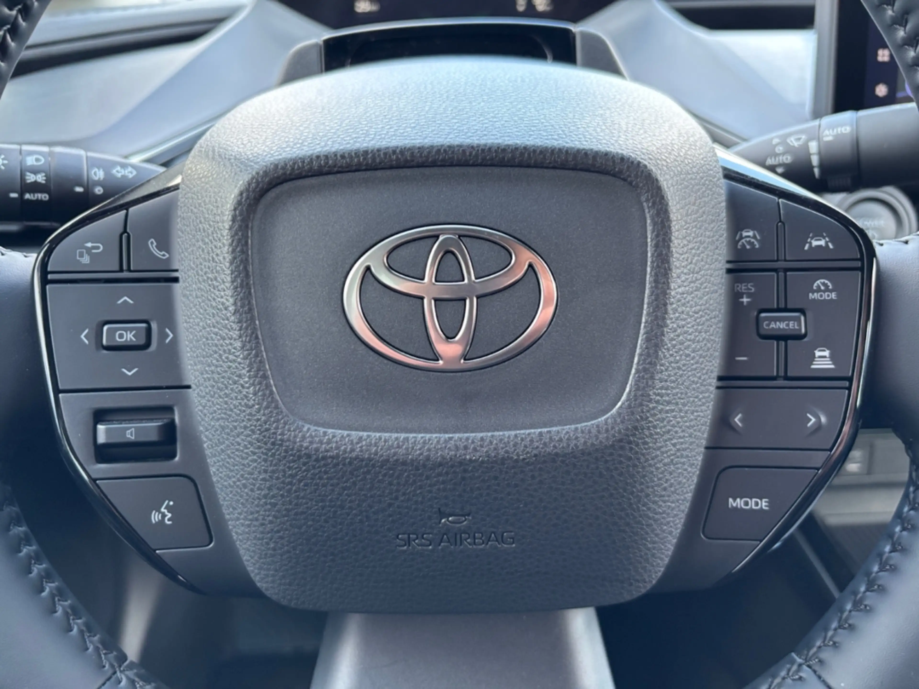 Toyota Prius Plug-in Hybrid Executive — photo 12