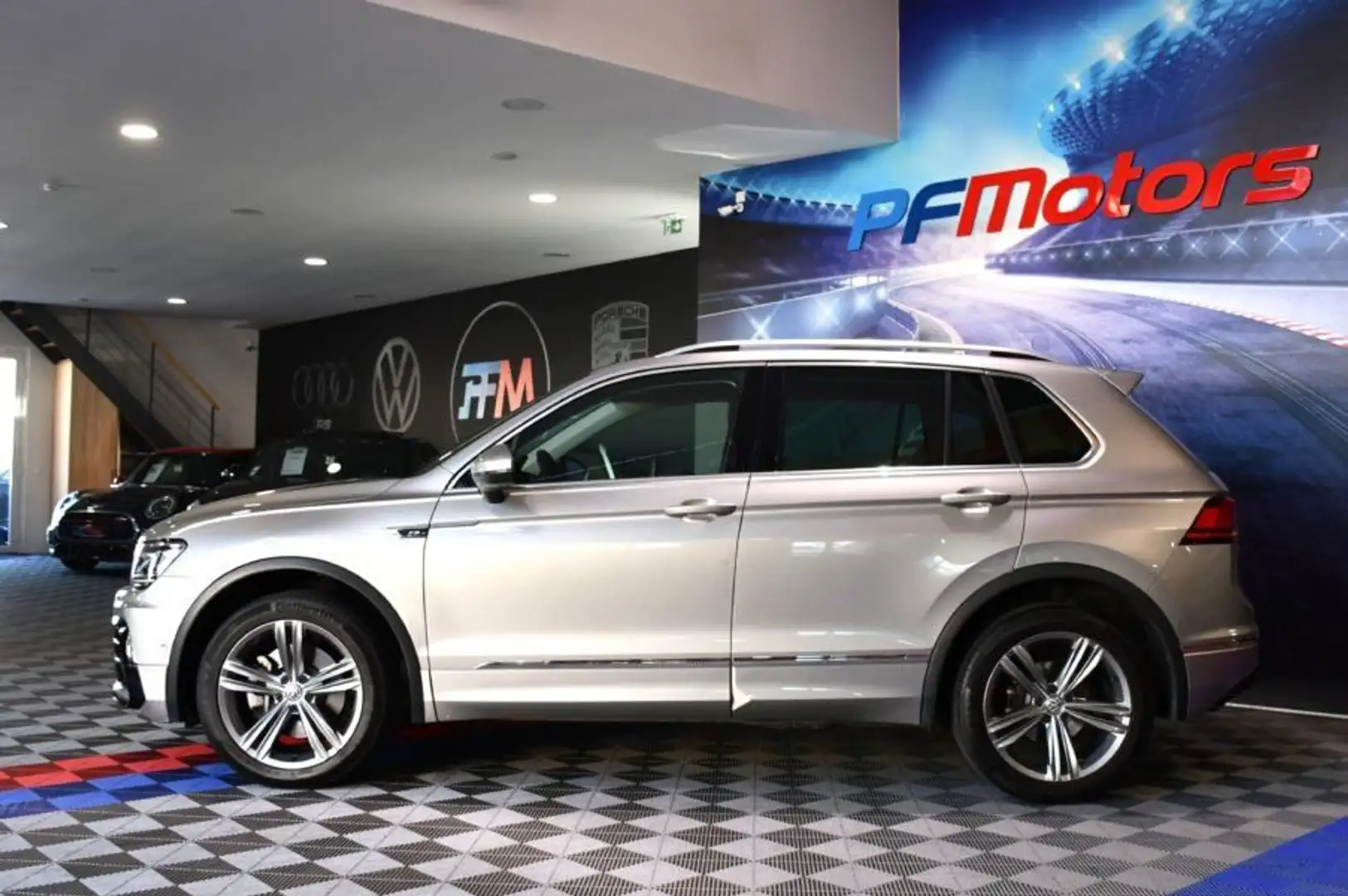 Volkswagen Tiguan R-Line Carat 2.0 TSI 190 DSG 4Motion GPS Virtual C Gris - 2