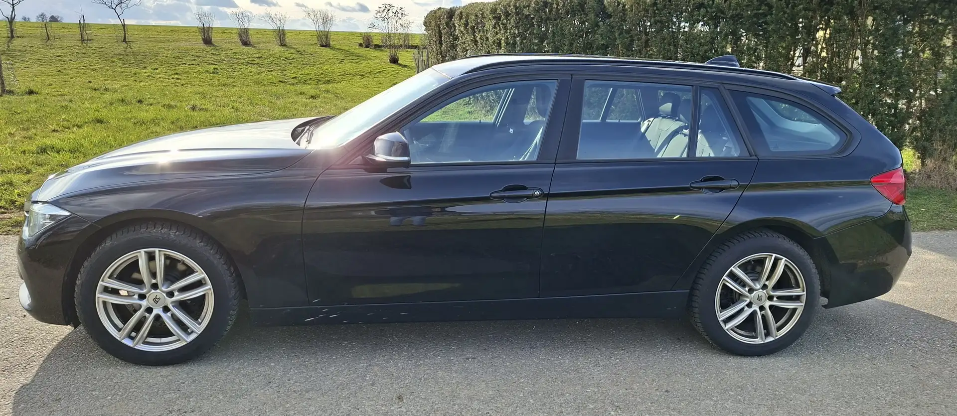 BMW 318 318d Touring Advantage Schwarz - 2