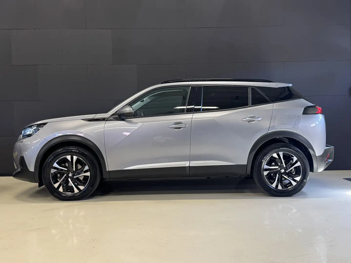 Peugeot e-2008 EV Allure 50 kWh 3-fase | Camera | Navi | Carplay Szürke - 2