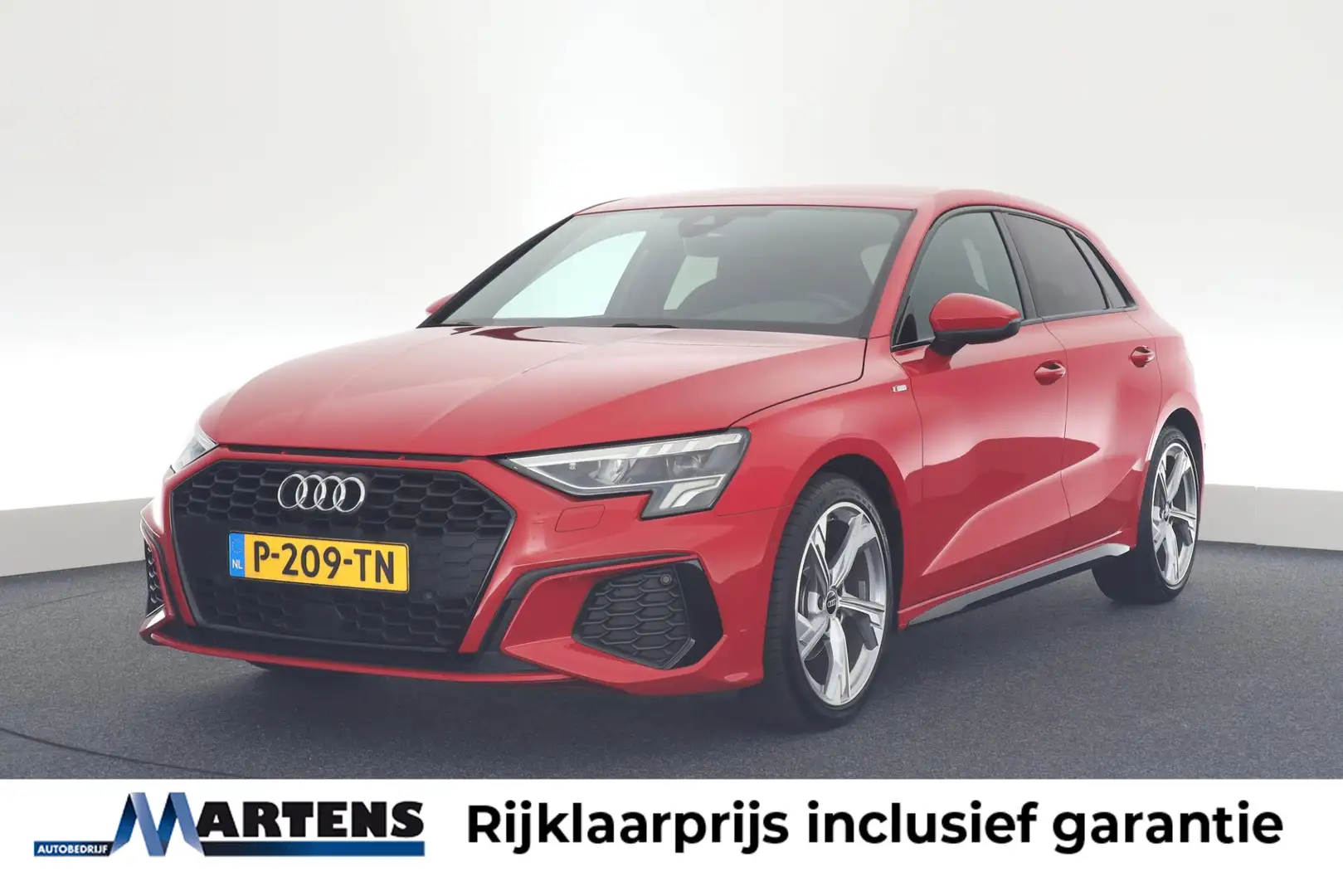 Audi A3 Sportback 35 TFSI 150pk S-Tronic 2x S-Line Trekhaa Rood - 1