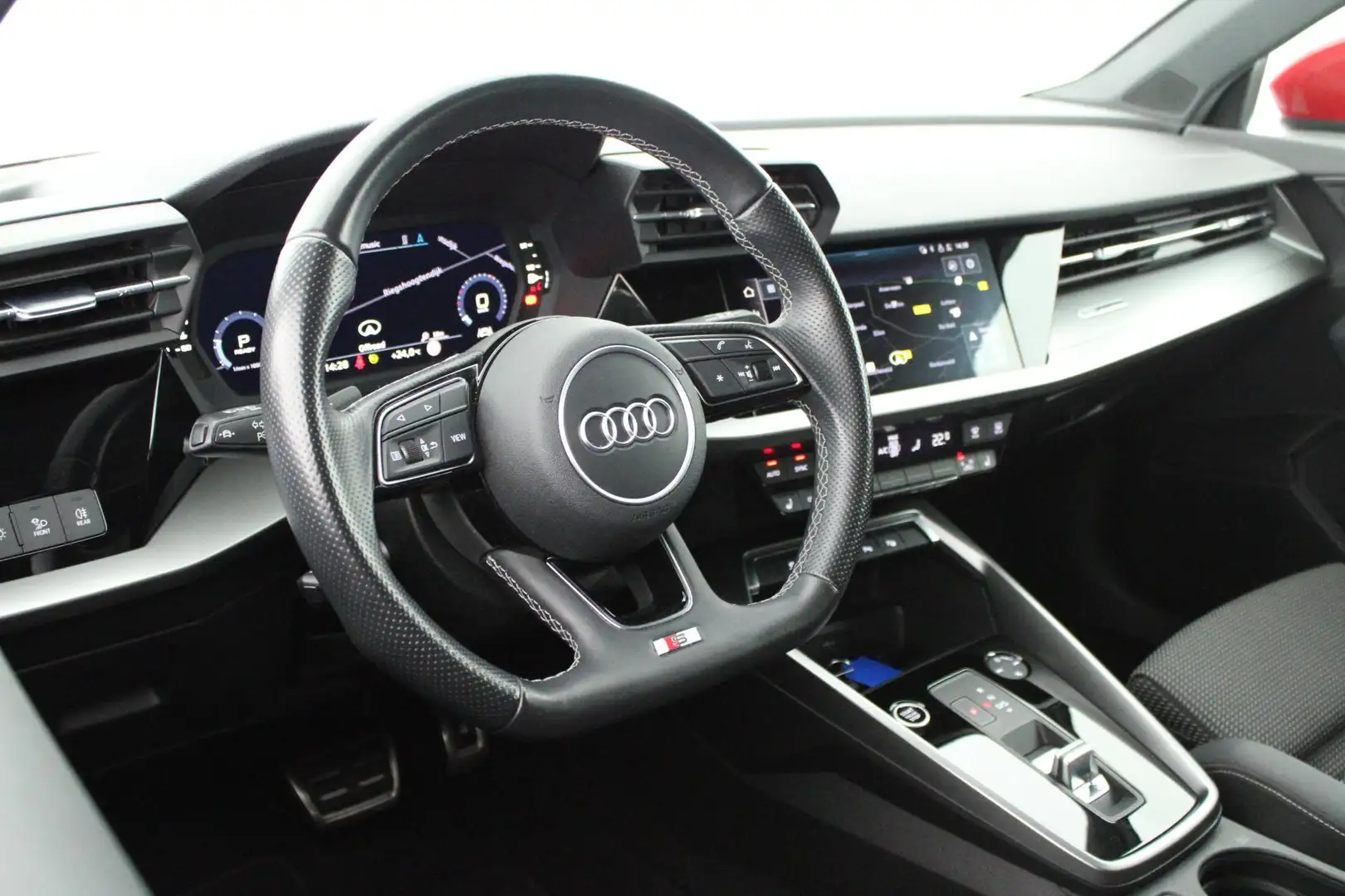 Audi A3 Sportback 35 TFSI 150pk S-Tronic 2x S-Line Trekhaa Rood - 2