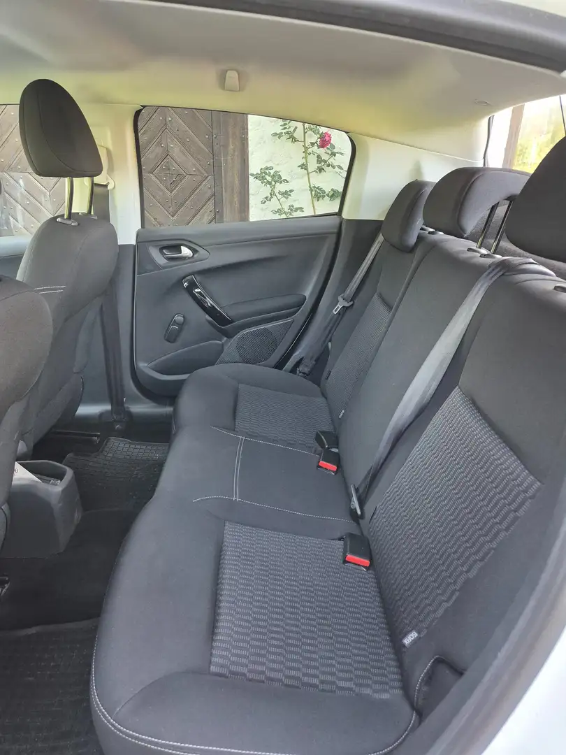 Peugeot 208 208 Style 1,2 PureTech 82Style Weiß - 2