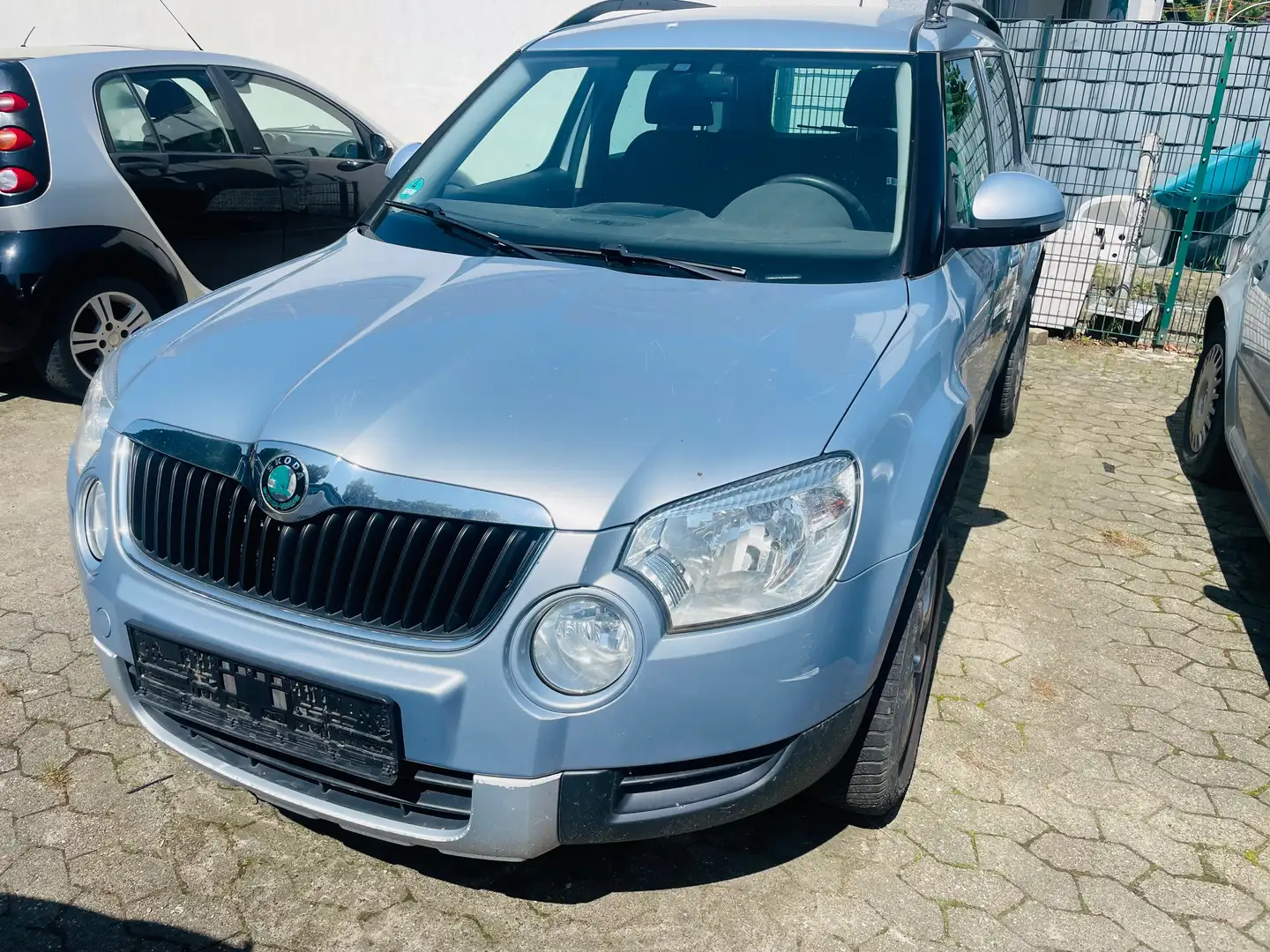 Skoda Yeti 2.0 TDI 4x4 Easy Grau - 2