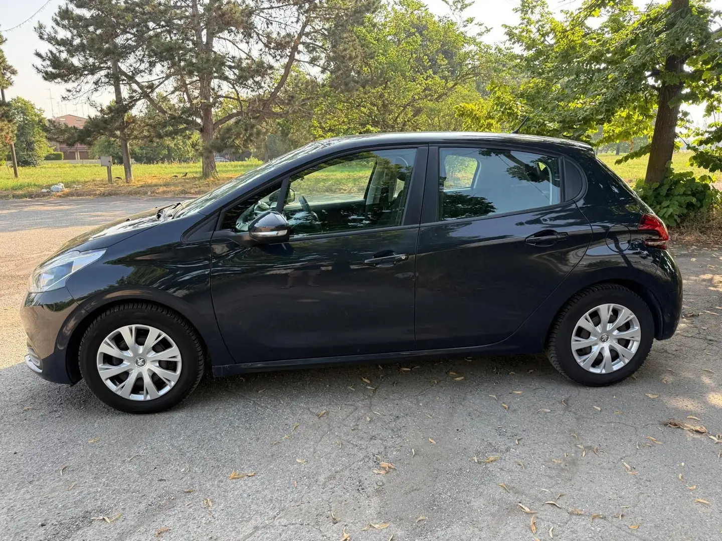 Peugeot 208 PureTech 82 5 porte Allure Grigio - 2