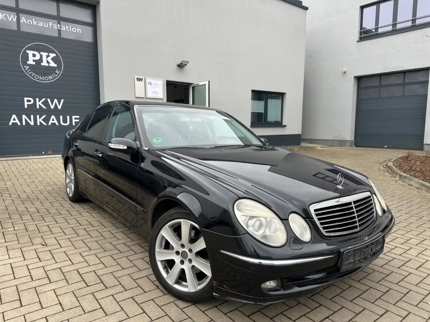 Mercedes-Benz E 220 CDI AVANTGARDE AUTOM/NAVI/XENON/PDC Schwarz - 1