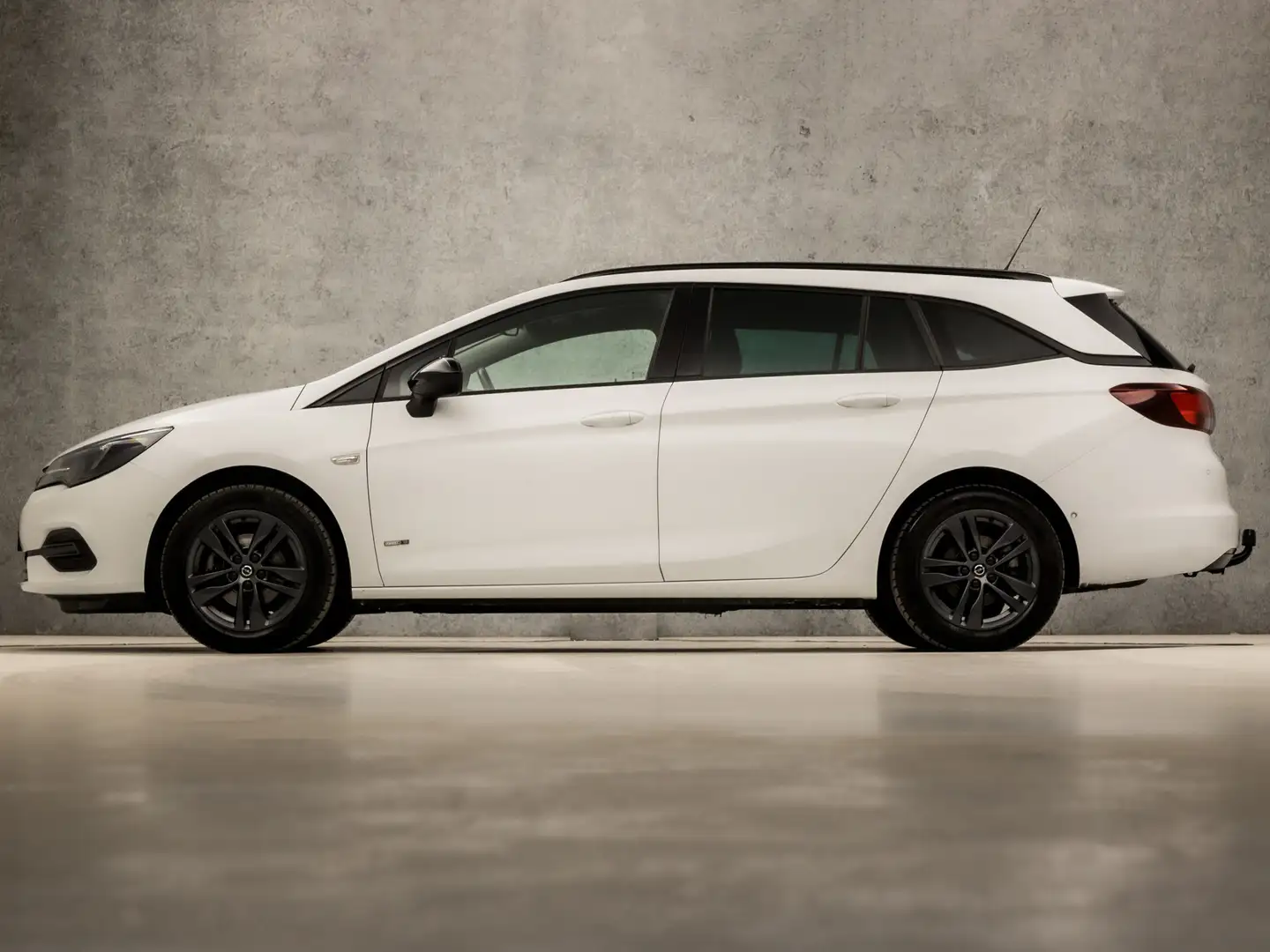 Opel Astra Sports Tourer 1.2 Sport (APPLE CARPLAY, NAVIGATIE, Wit - 2