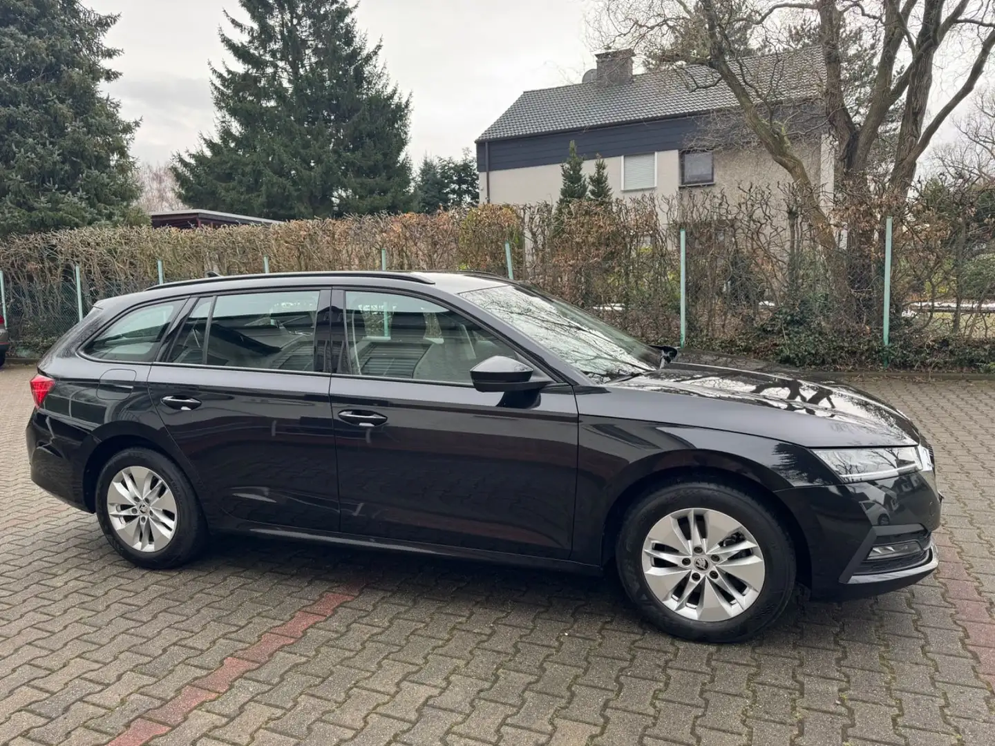 Skoda Octavia Combi Ambition Schwarz - 2