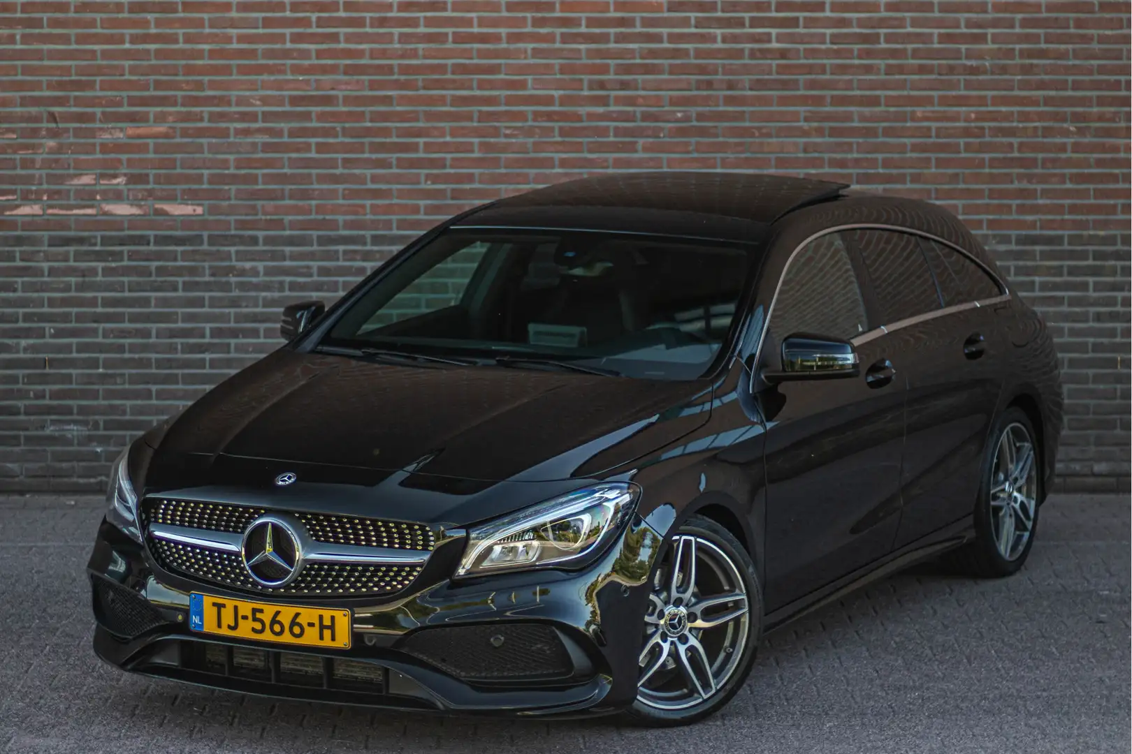 Mercedes-Benz CLA 180 AMG, Origineel NL, Panoramadak, Carplay, Stoelverw Noir - 2