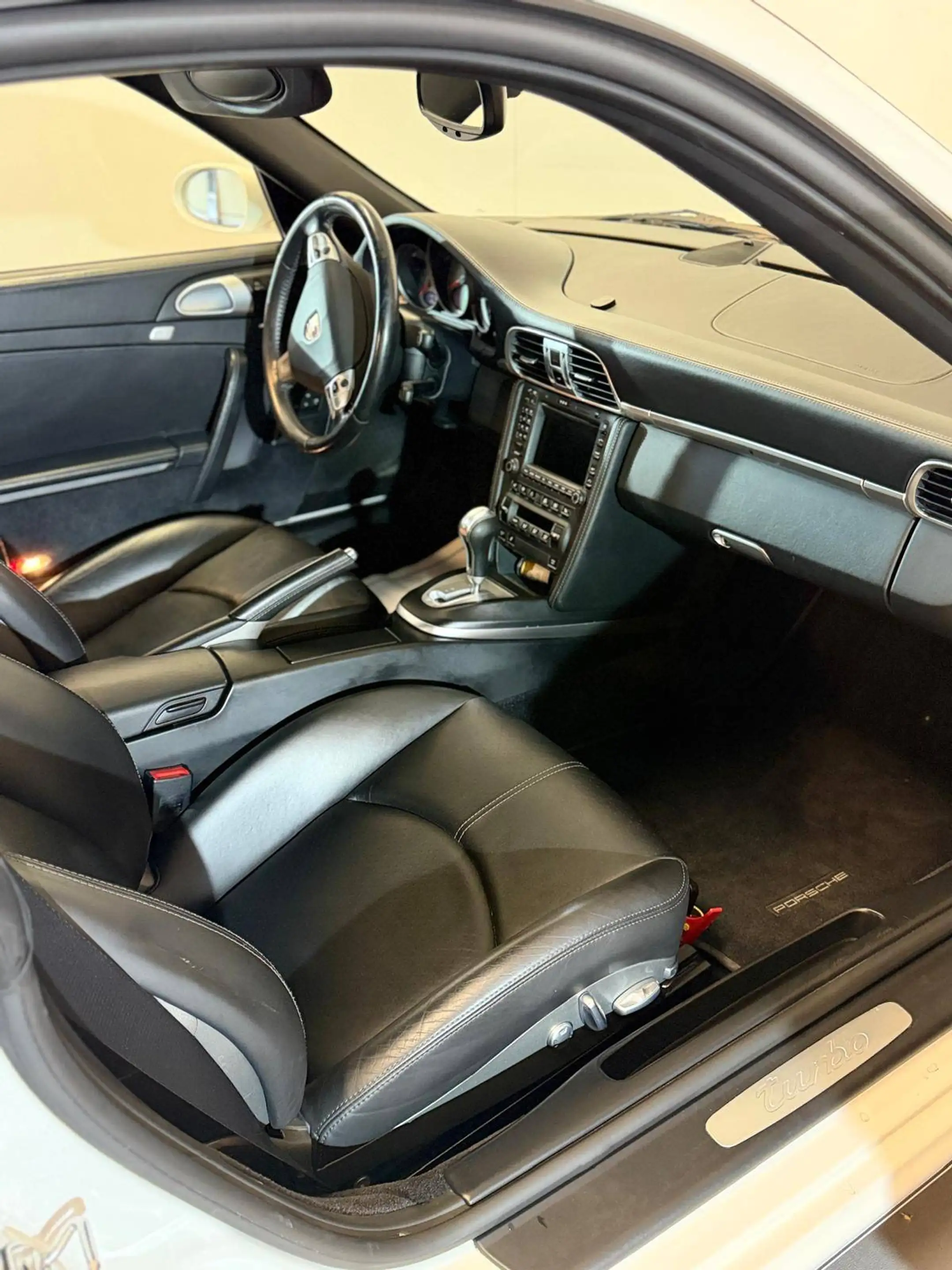 Porsche 997 Turbo — photo 11