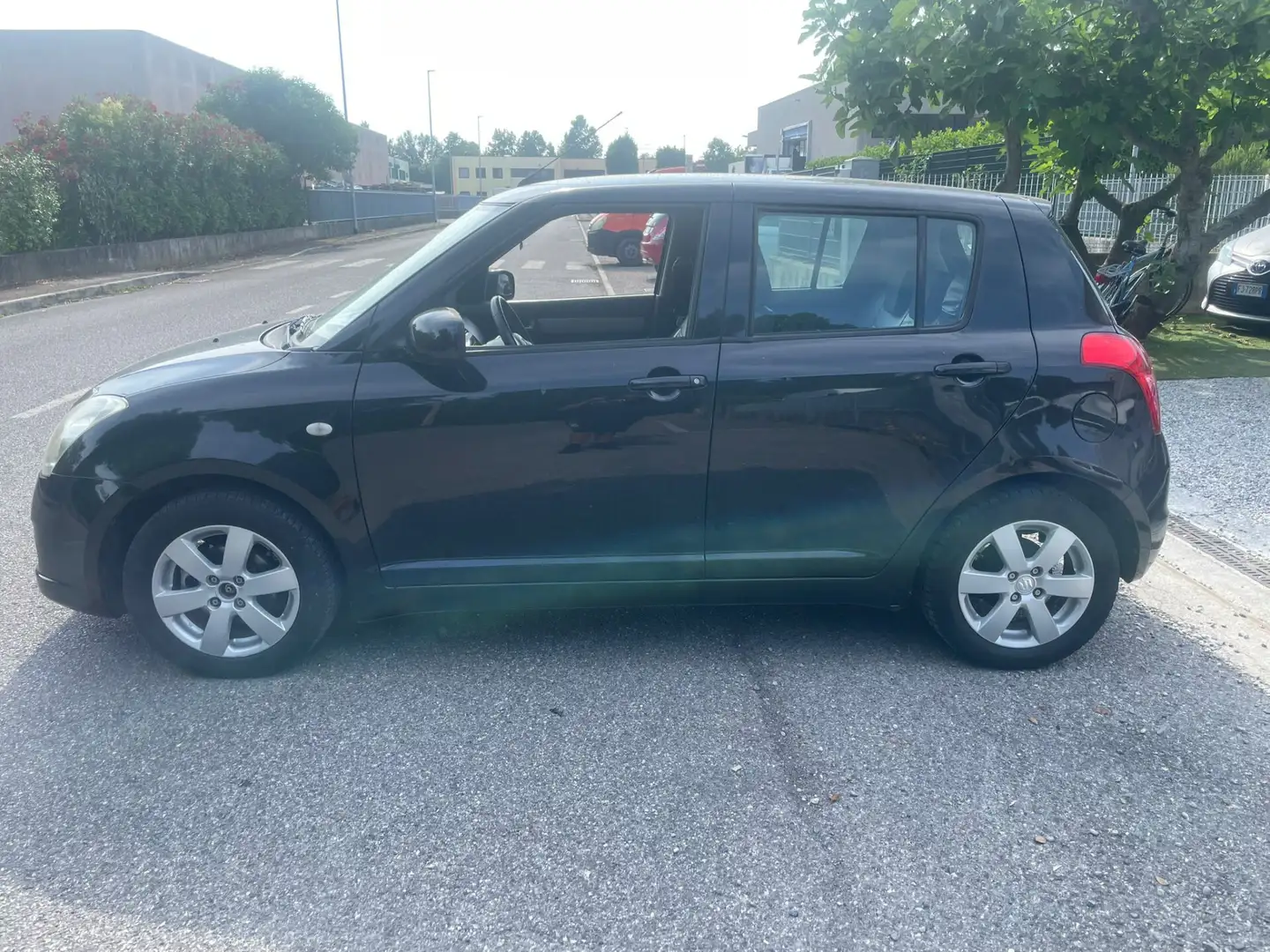 Suzuki Swift 1.3 DDiS 5p. GL Schwarz - 2