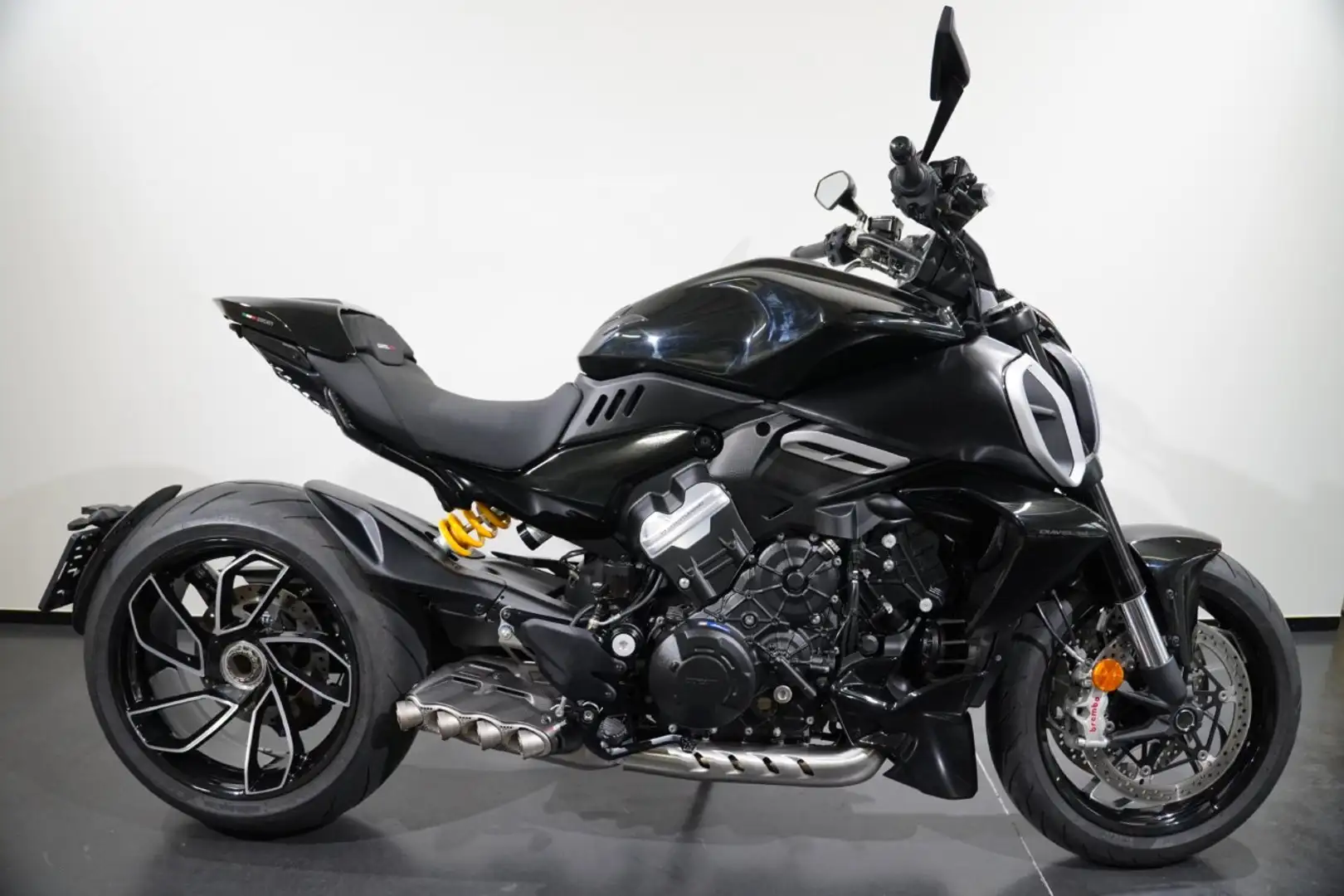 Ducati Diavel Gran turismo Zwart - 1