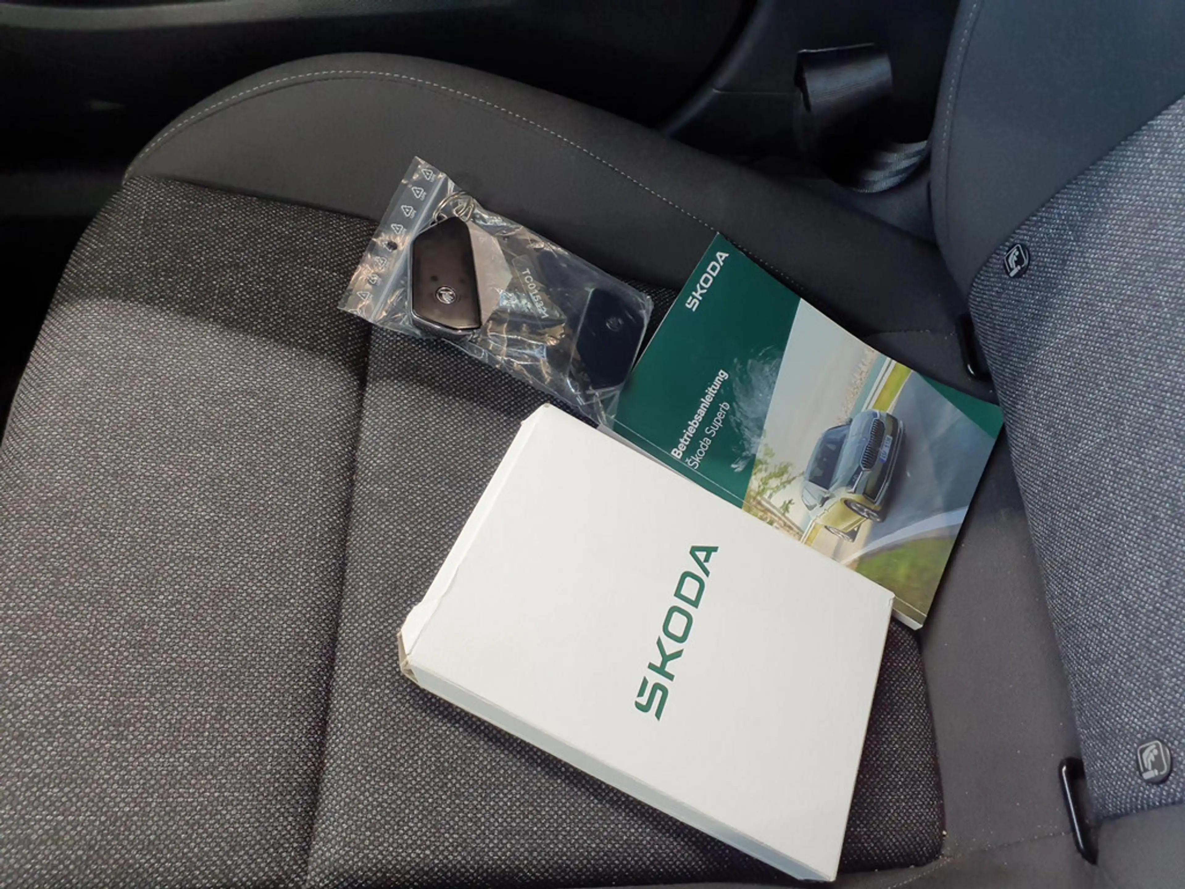 Skoda Superb 2.0 TDI Essence SHZ ACC LED NAVI AHK — photo 11
