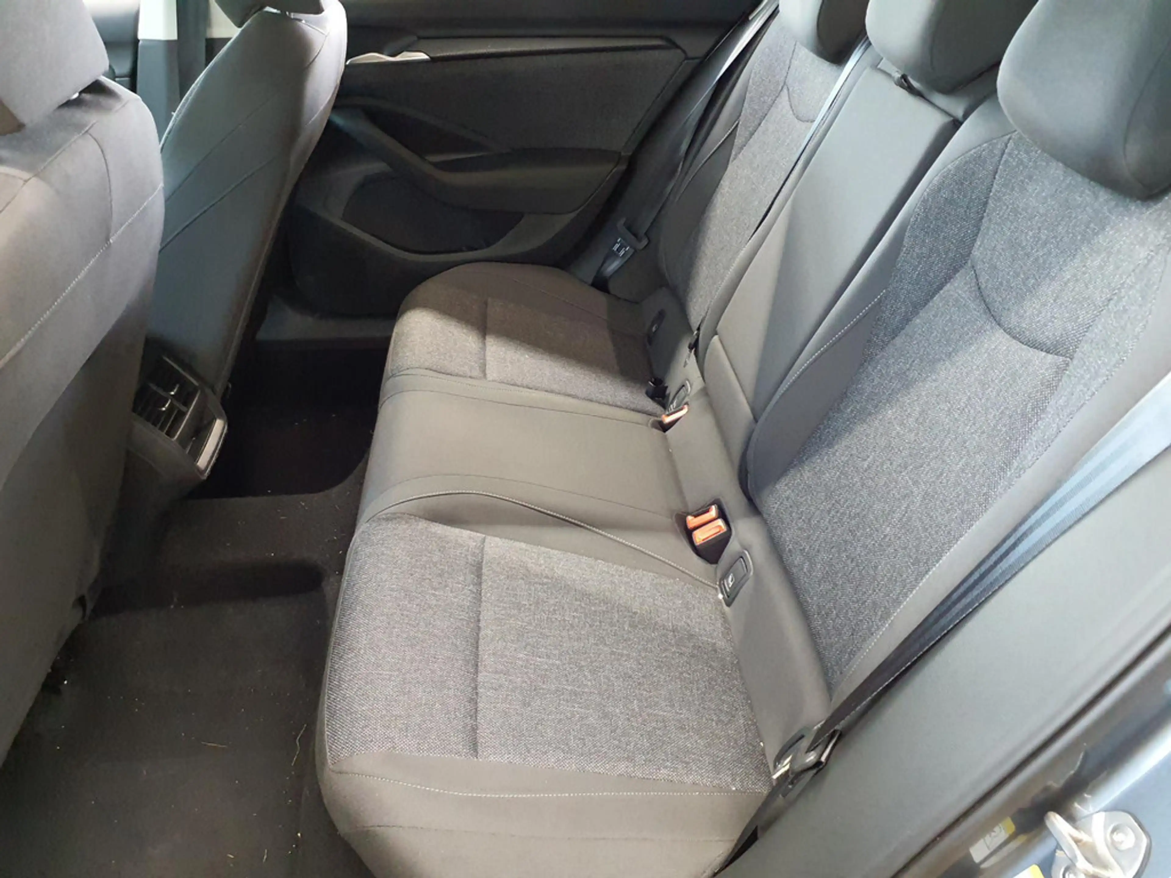 Skoda Superb 2.0 TDI Essence SHZ ACC LED NAVI AHK — photo 6
