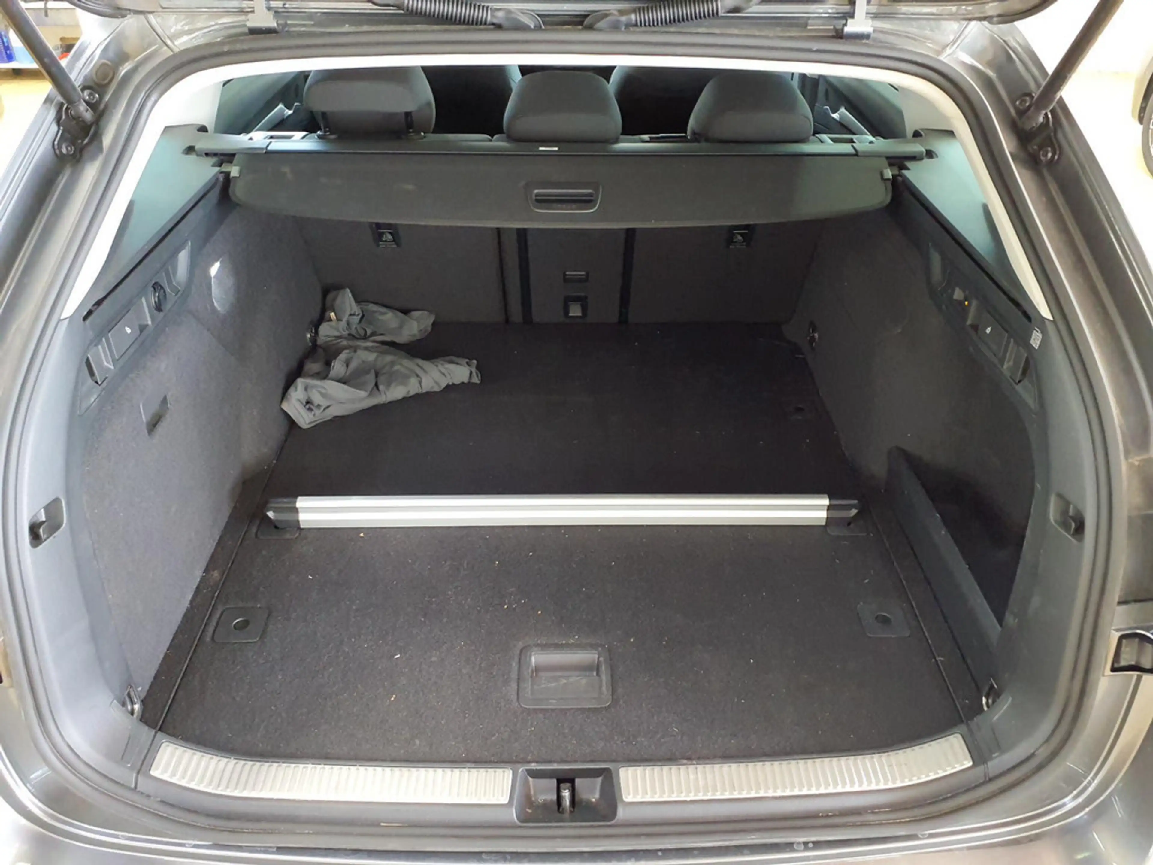 Skoda Superb 2.0 TDI Essence SHZ ACC LED NAVI AHK — photo 8