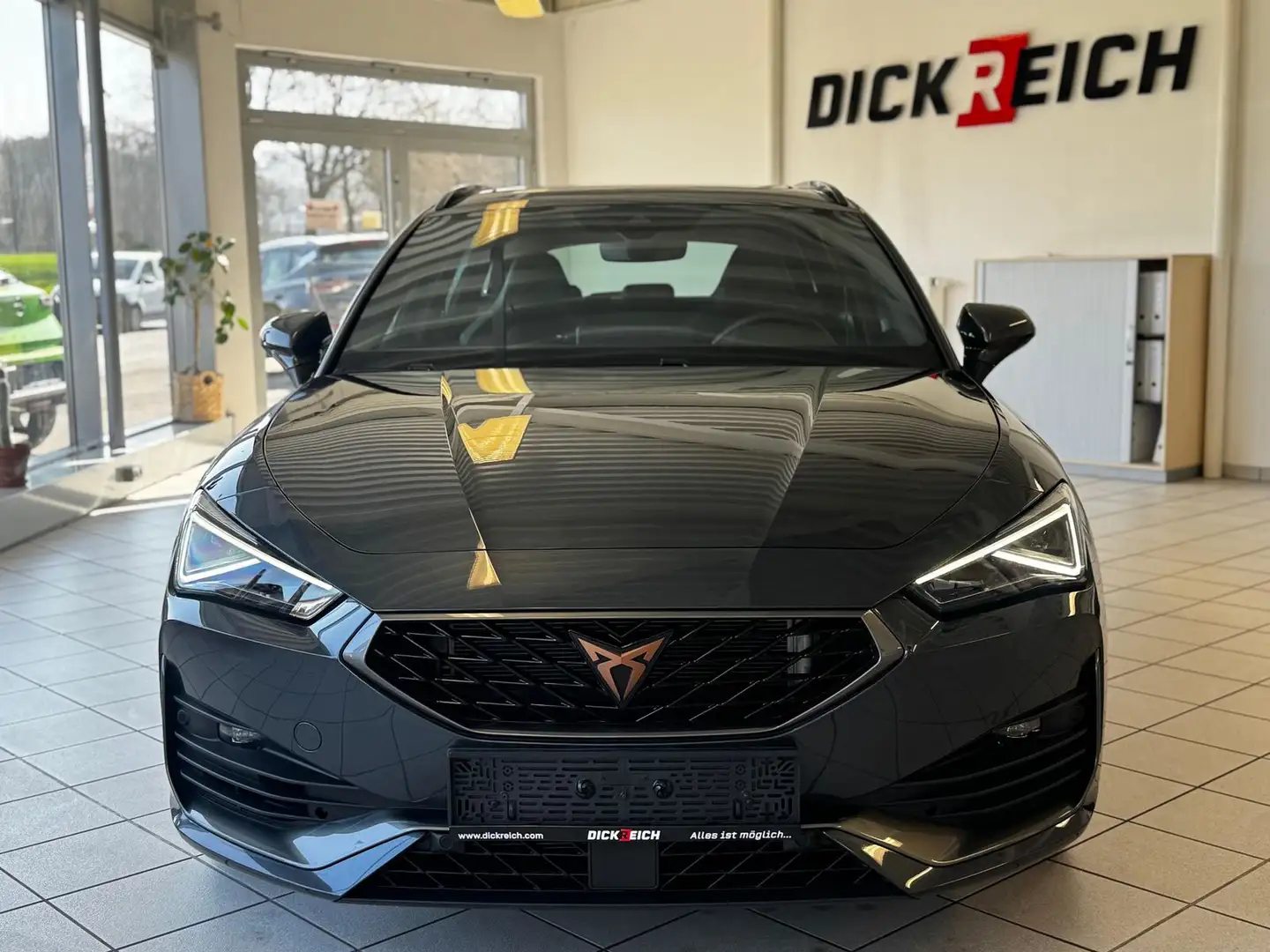 CUPRA Leon 2.0 TSI VZ 4Drive Vision+ Matrix Pano ACC Grijs - 2