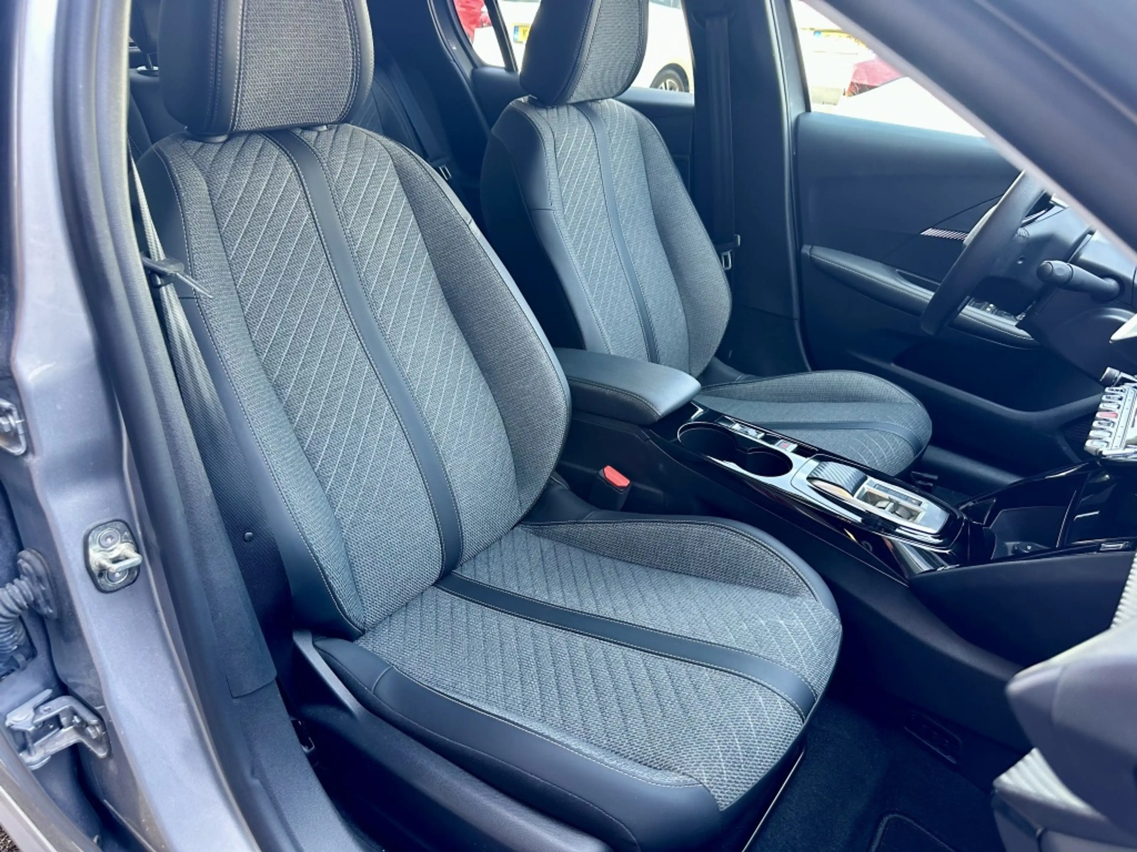 Peugeot e-208 Allure 51 kWh Carplay Bluetooth — photo 4