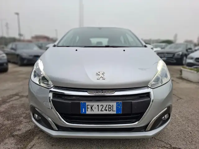 Peugeot 208 view 2
