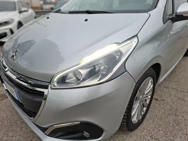 Peugeot 208 view 4