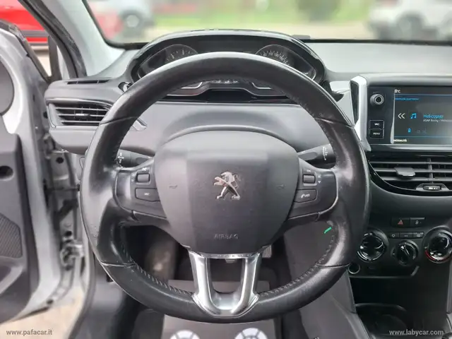 Peugeot 208 view 11