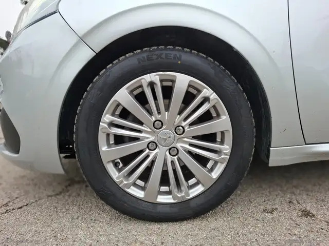 Peugeot 208 view 5