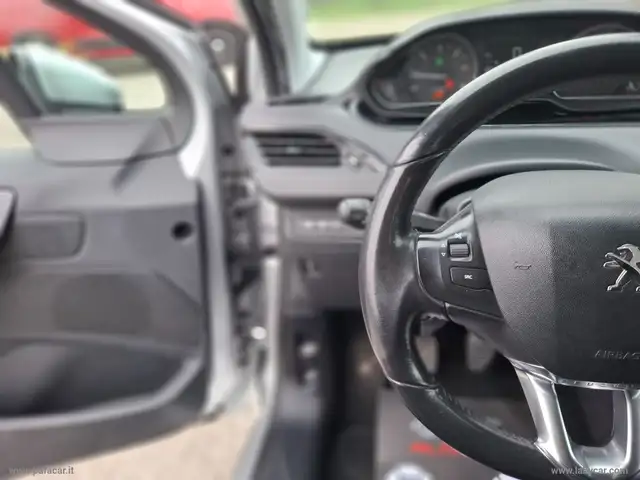 Peugeot 208 view 10