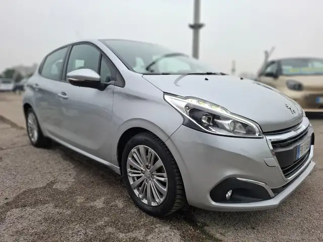 Peugeot 208 view 3