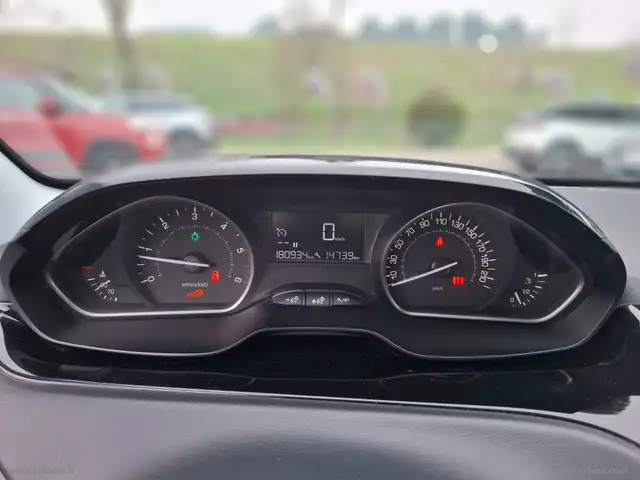 Peugeot 208 view 13