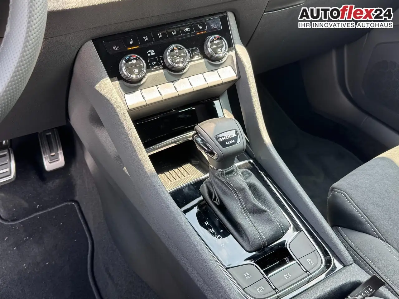 Skoda Karoq Sportline 2,0 TSI 4x4 DSG Leder 2ZKlimaautomati..., миниатюра 16