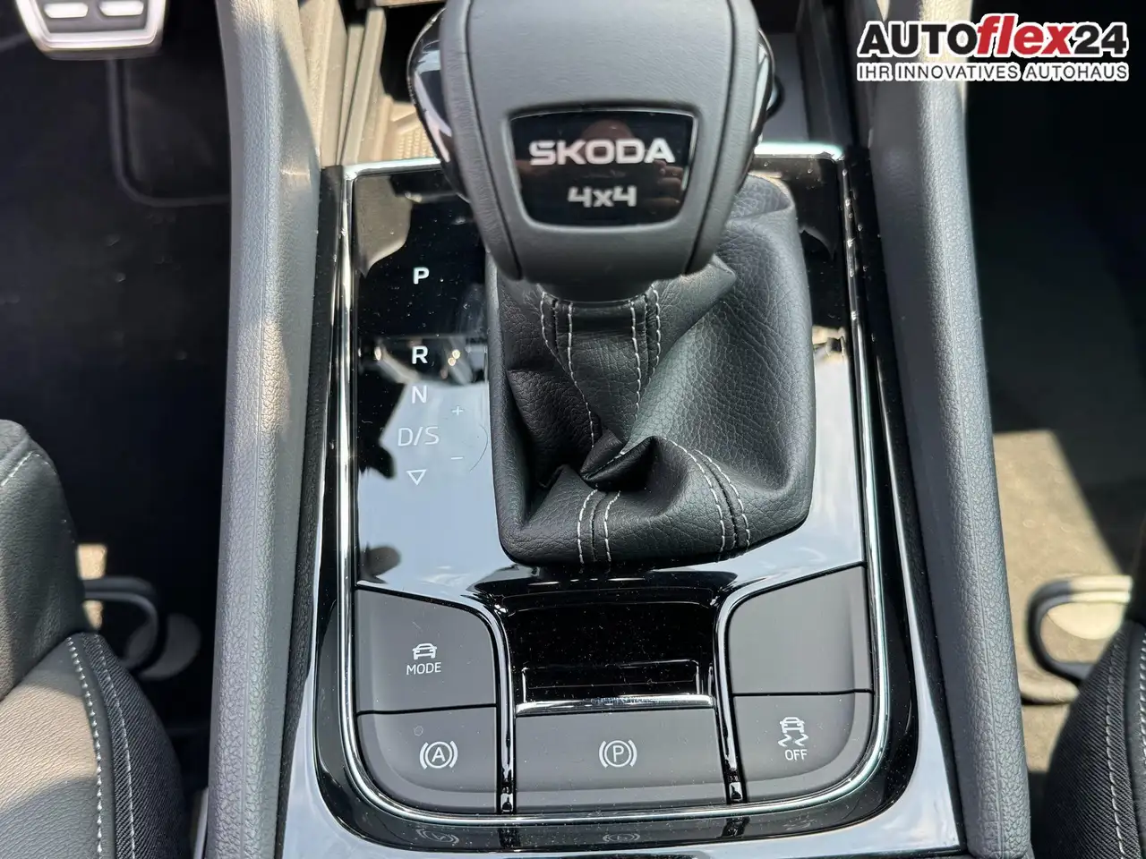 Skoda Karoq Sportline 2,0 TSI 4x4 DSG Leder 2ZKlimaautomati..., миниатюра 17