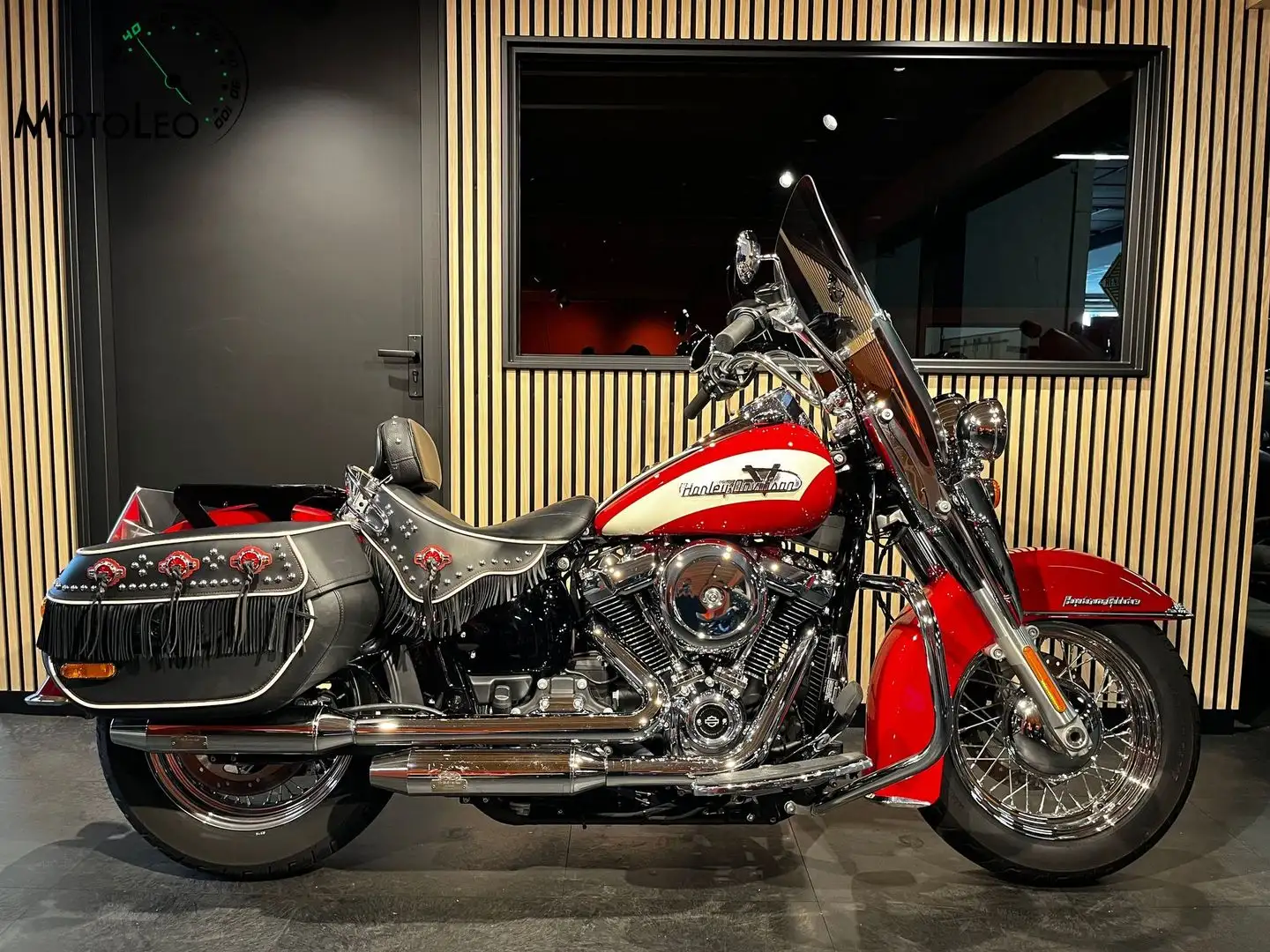 Harley-Davidson Hydra Glide REVIVAL Bílá - 1