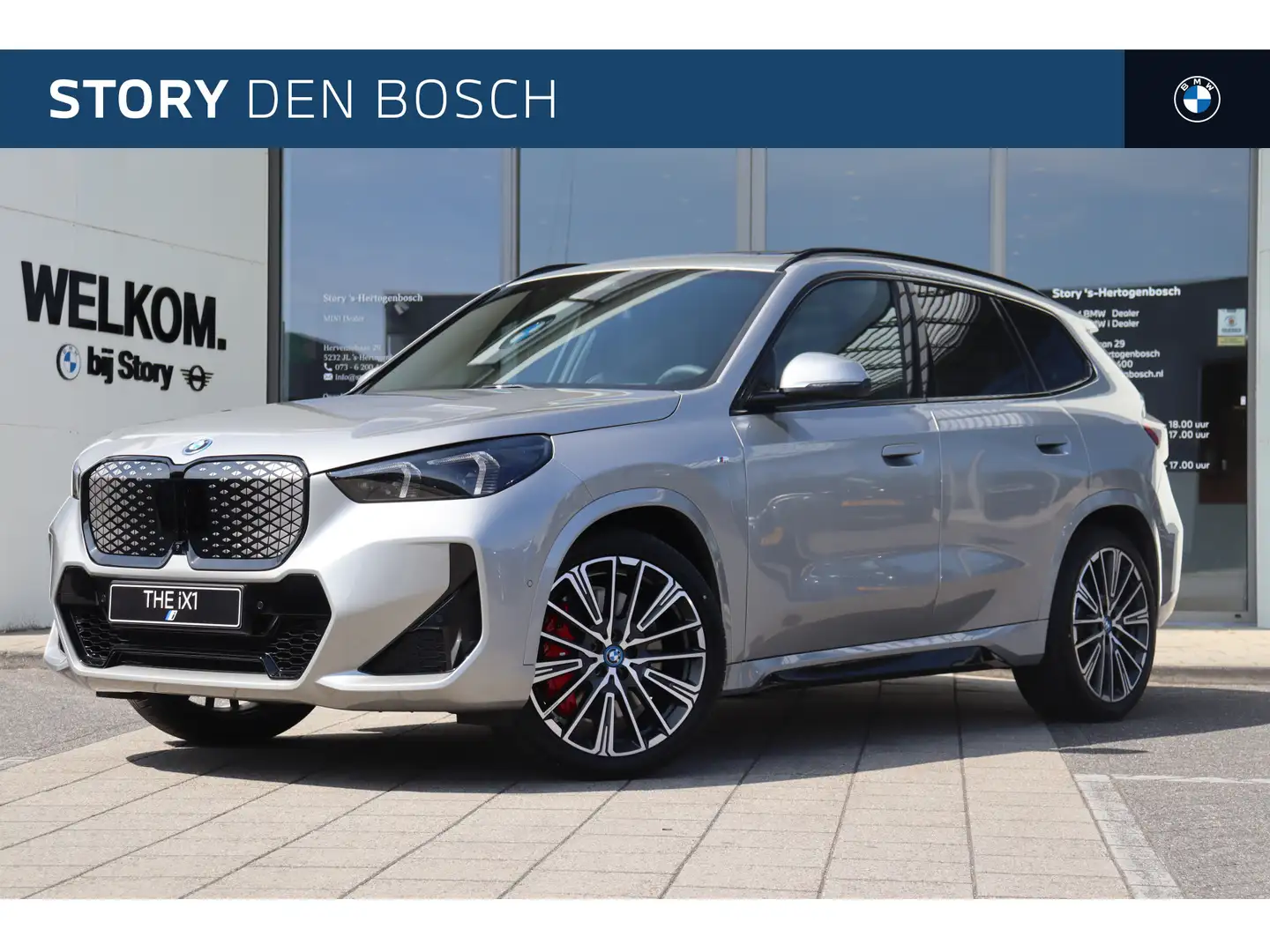 BMW iX1 eDrive20 M Sport / Panoramadak / Sportstoelen / Ad Zilver - 1