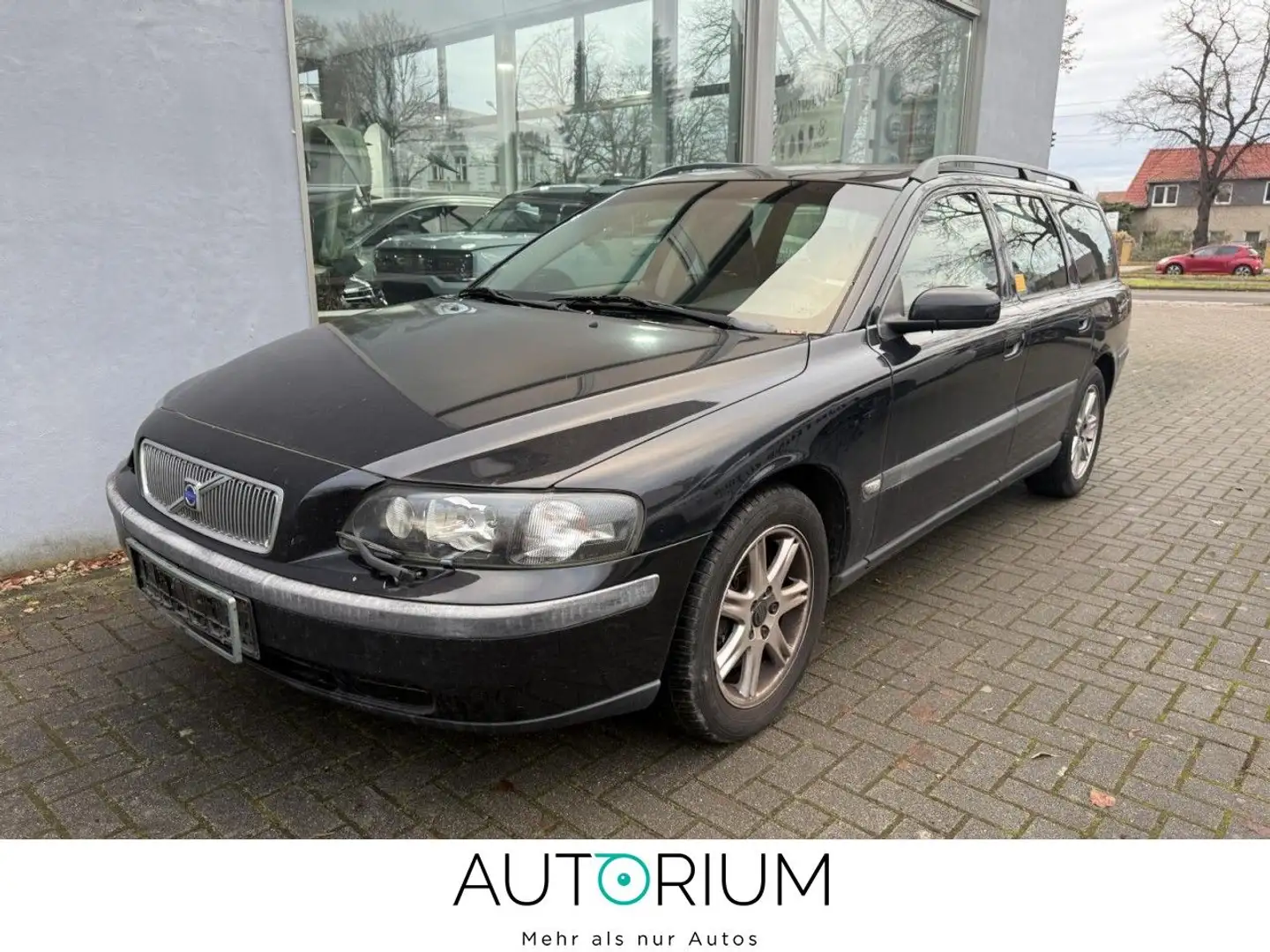 Volvo V70 Kombi 2.4 125KW AUTOM. LEDER XENON LMF TEMP Schwarz - 1
