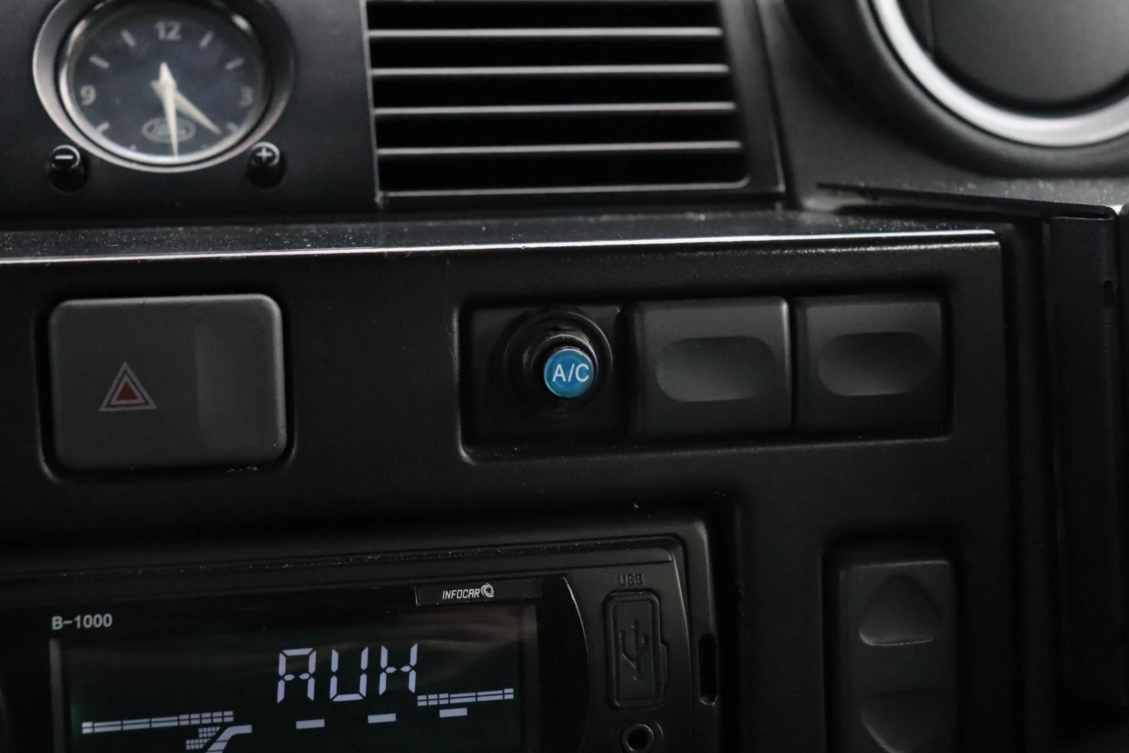 Land Rover Defender 2.2 D SW 90 | 4 PERSOONS |AIRCO | MARGE — photo 35