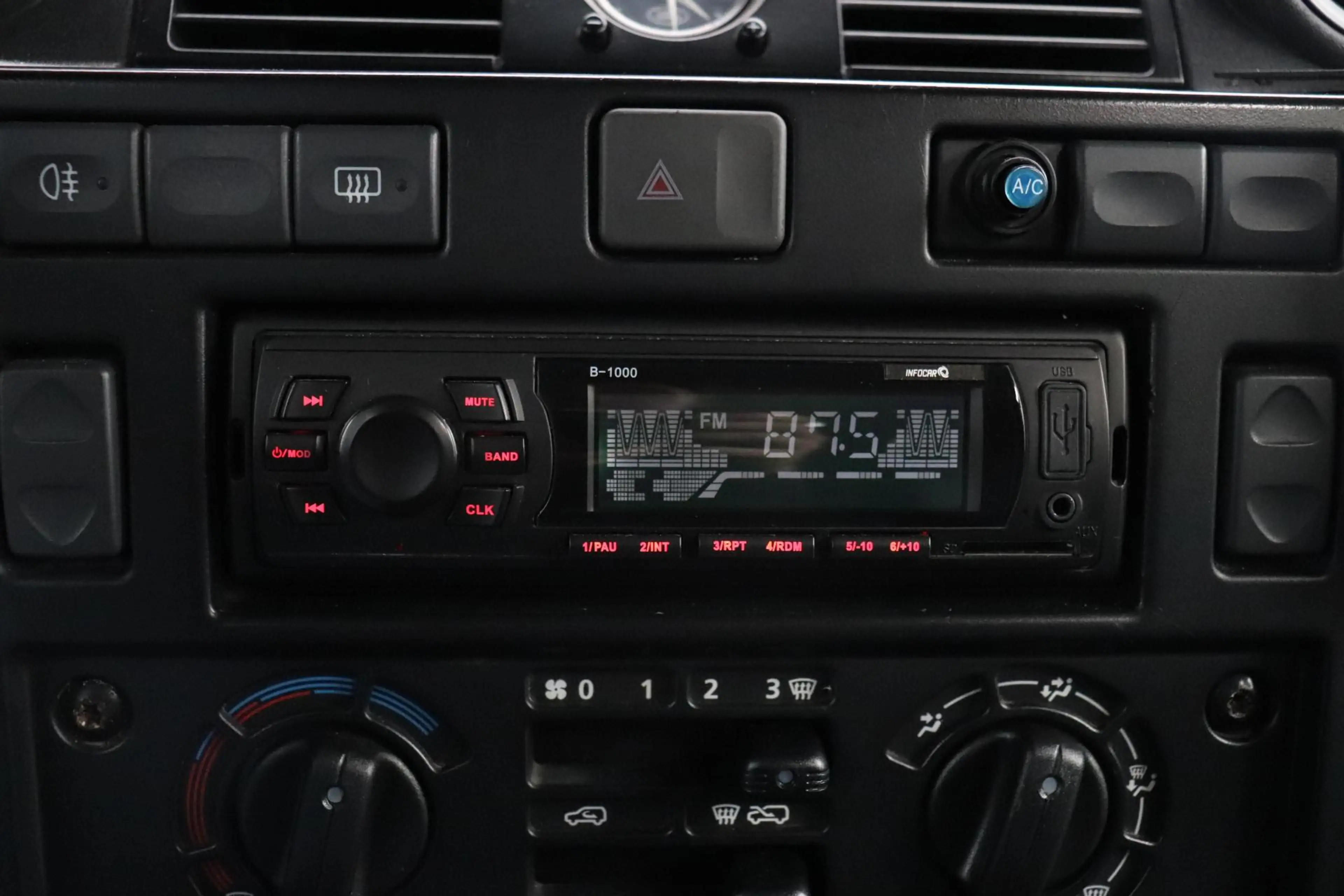 Land Rover Defender 2.2 D SW 90 | 4 PERSOONS |AIRCO | MARGE — photo 33