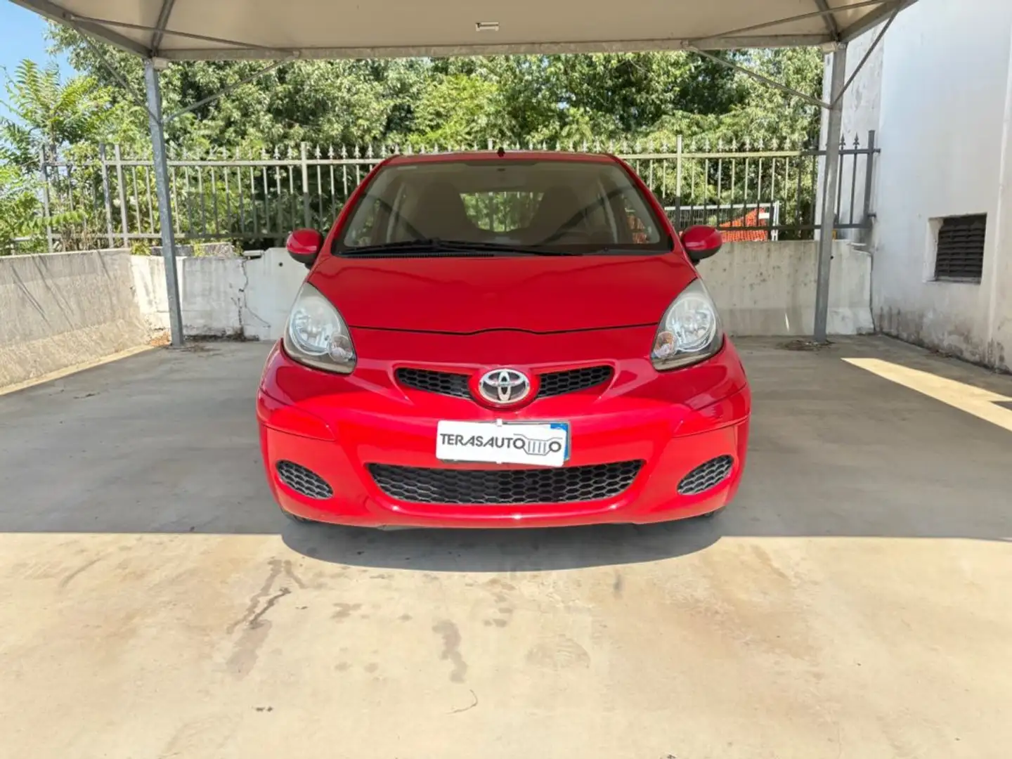 Toyota Aygo 1.0 12V VVT-i 3 porte Connect AUTOMATICA NEOP Rosso - 2