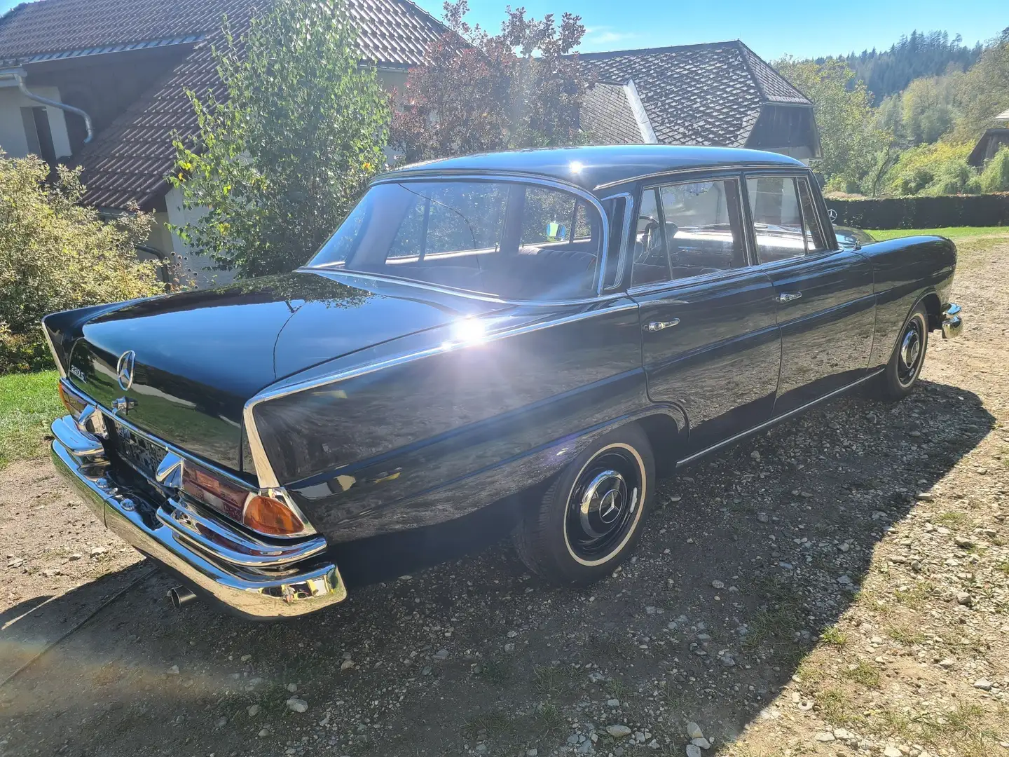 Mercedes-Benz 220 Schwarz - 1