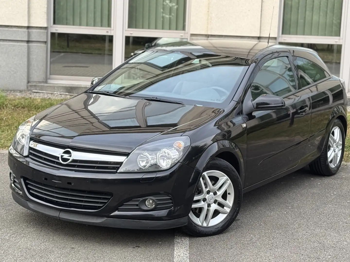 Opel Astra GTC 1.8 Automatik Sport Fekete - 1