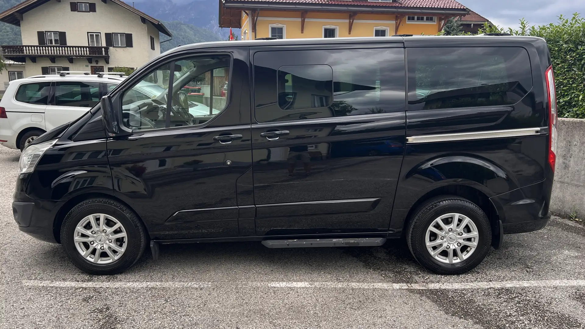Ford Tourneo Custom L1H1 Titanium 2,0 TDCi Schwarz - 2
