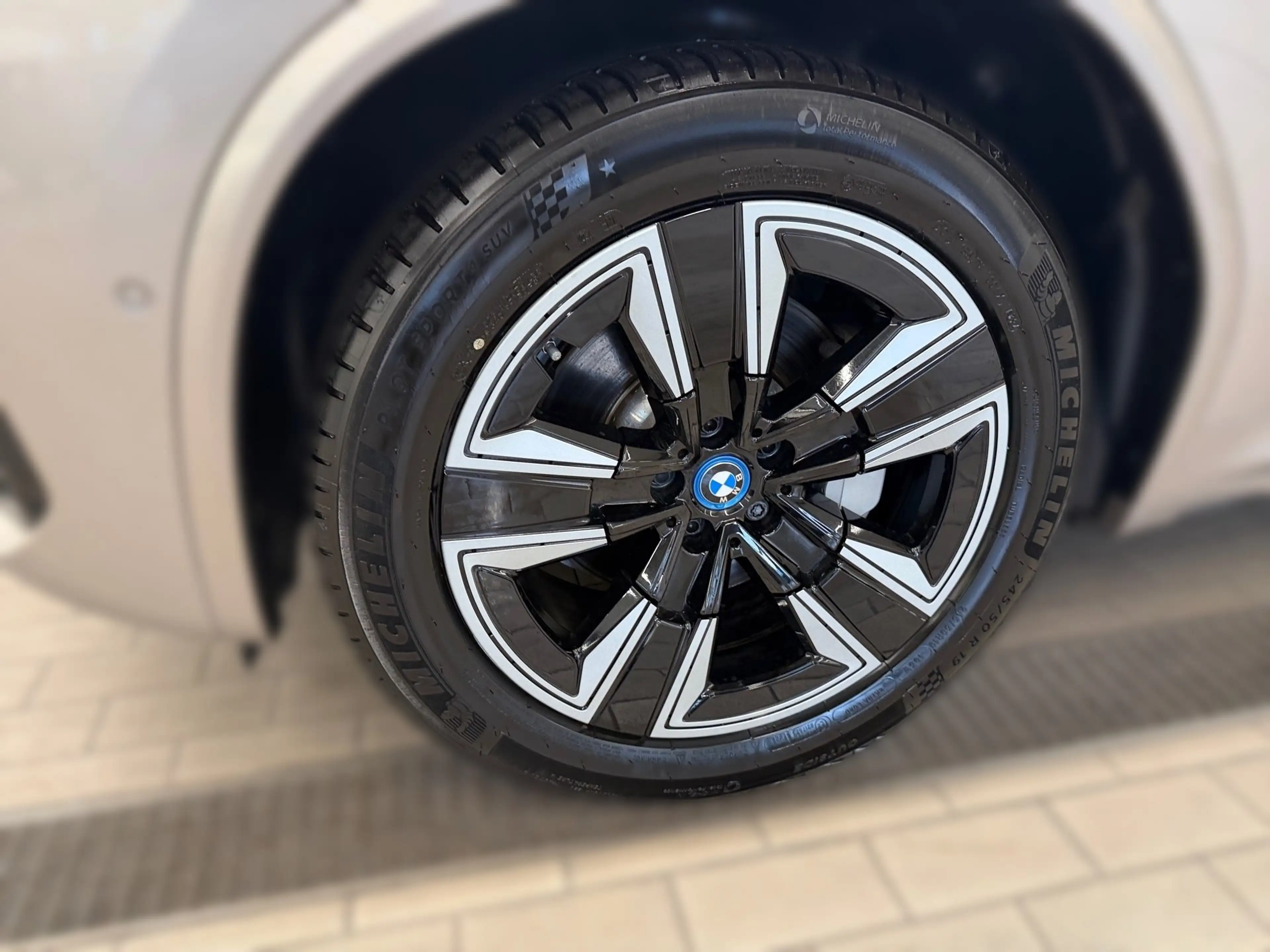 BMW iX3 M Sport — photo 3